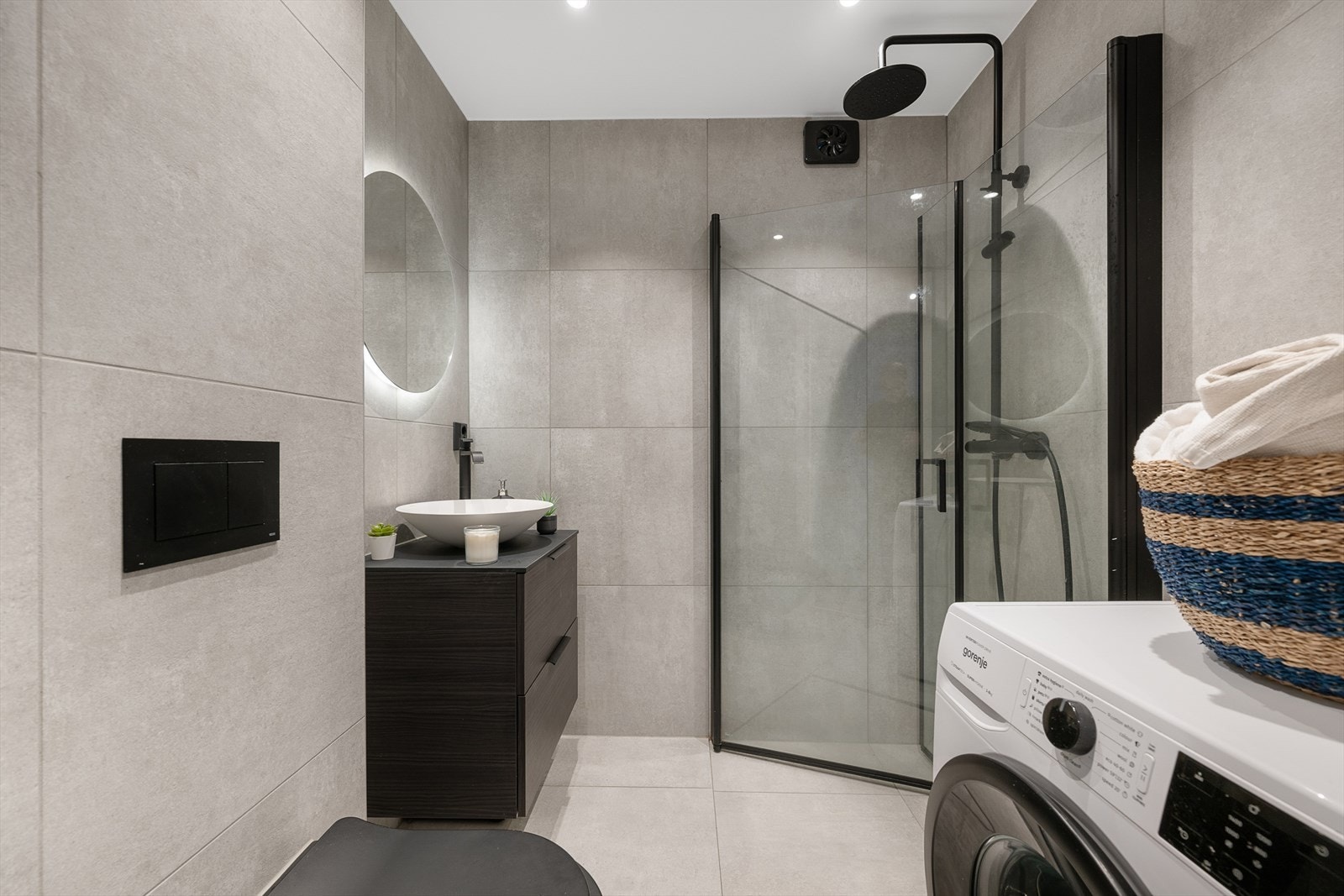 Delikat, flislagt bad med moderne innredning og sorte detaljer. Oppusset i 2022. Galleribilde