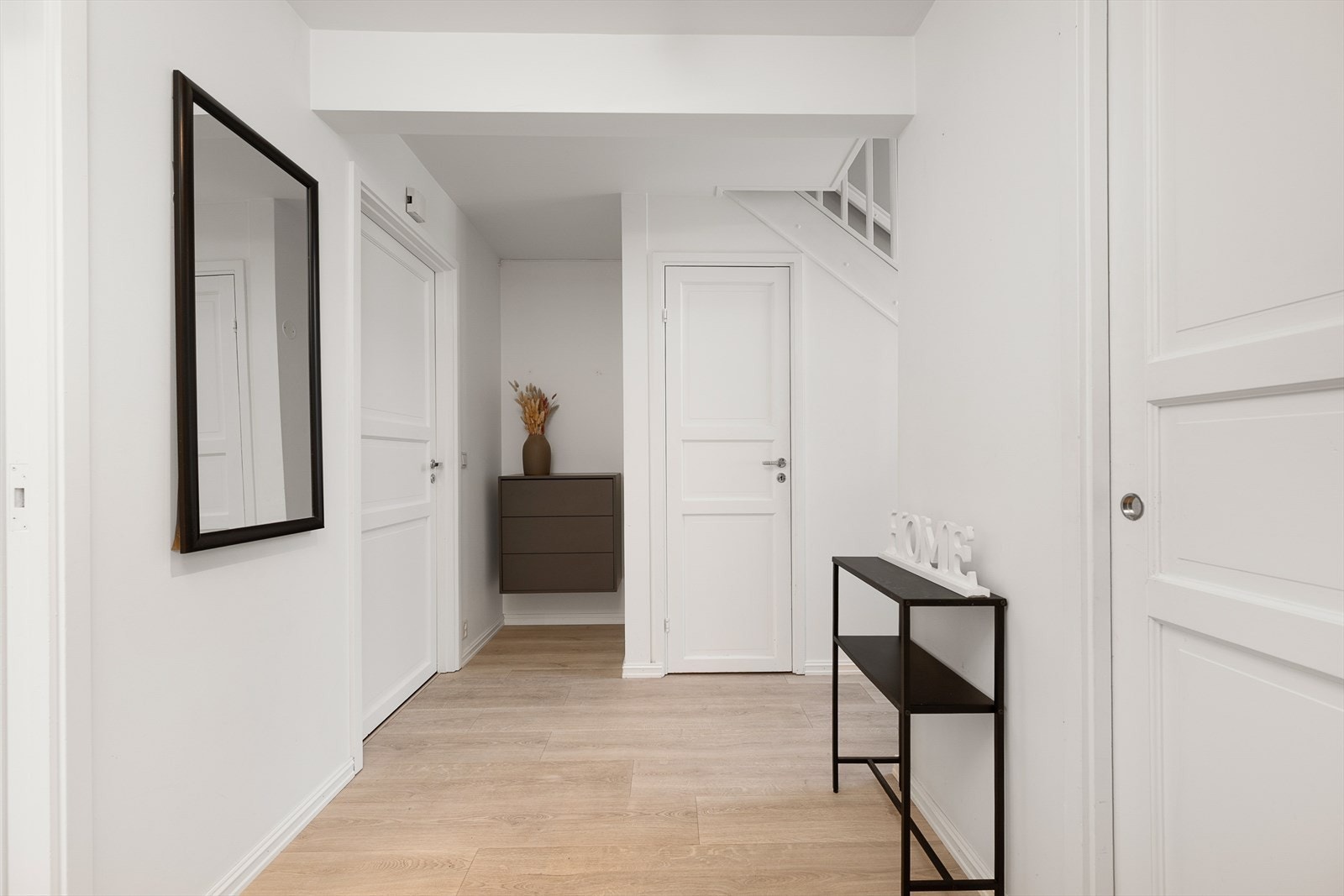 Romslig gang i 1.etasje med adkomst til bad, soverom og kjøkken. Galleribilde