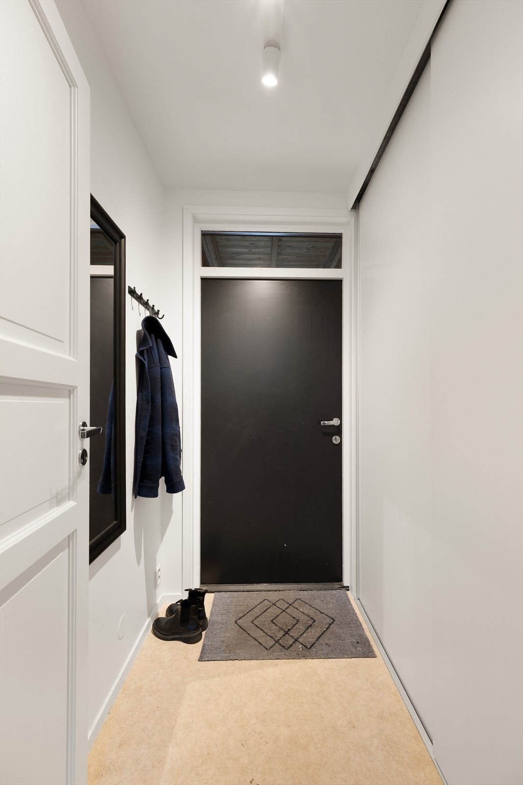 Det er god plass til å ta av sko og yttertøy i entrèen Galleribilde