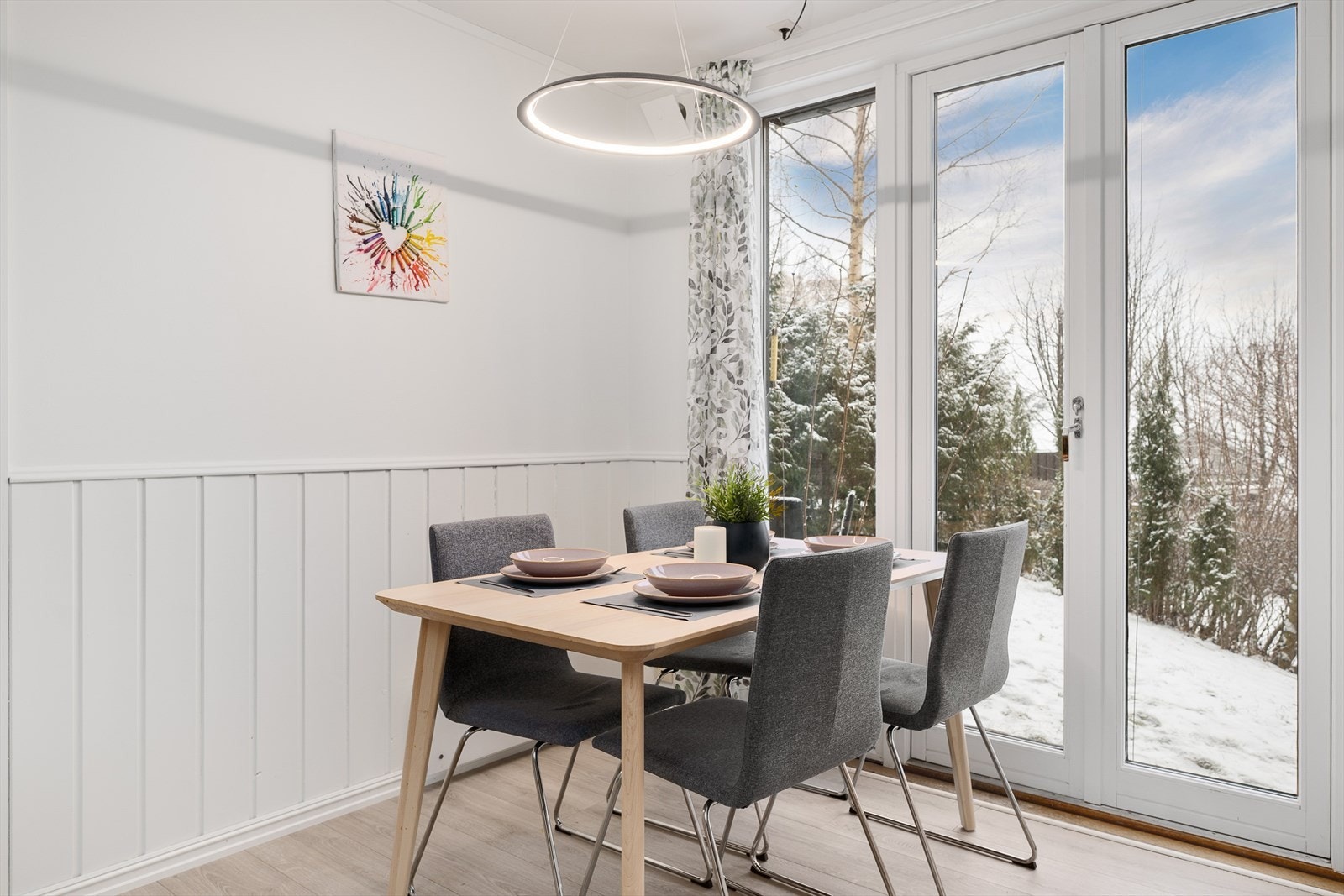 Store glassflater gir godt med dagslys til spiseplassen. Galleribilde