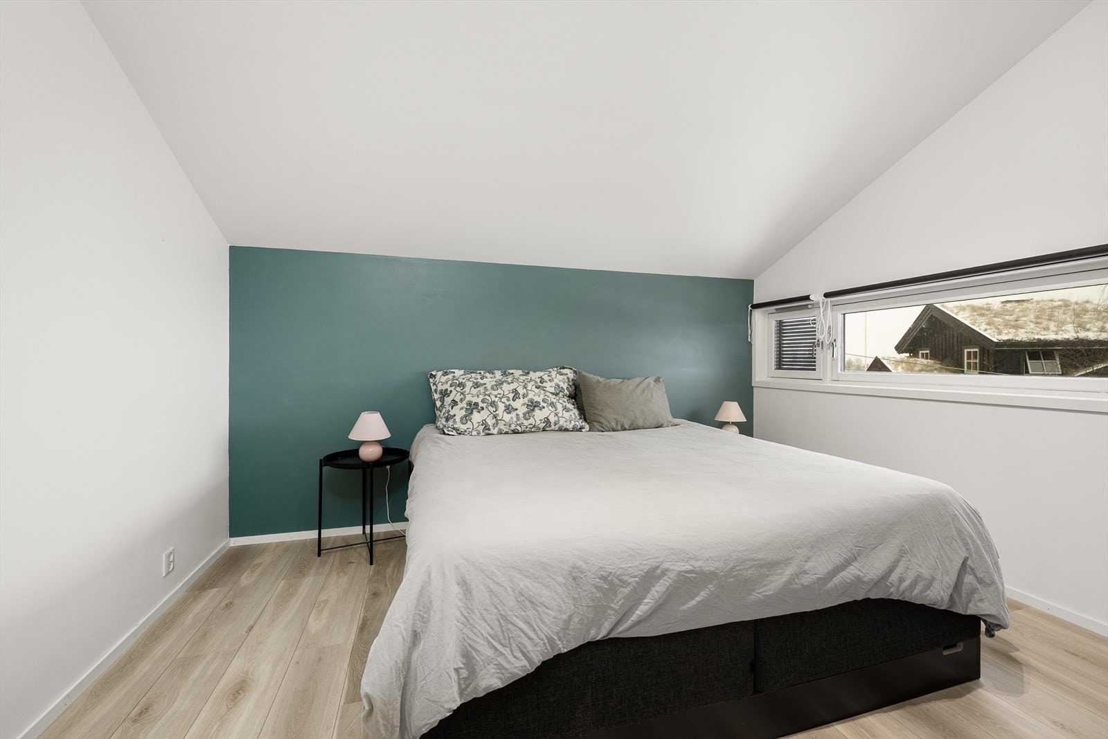 Hovedsoverommet i 2.etasje har plass til dobbeltseng og tilhørende møblement. Galleribilde