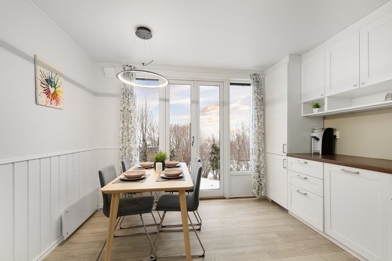 Spiseplassen er naturlig plassert ved vinduet, med utgang til en markterrasse. Galleribilde