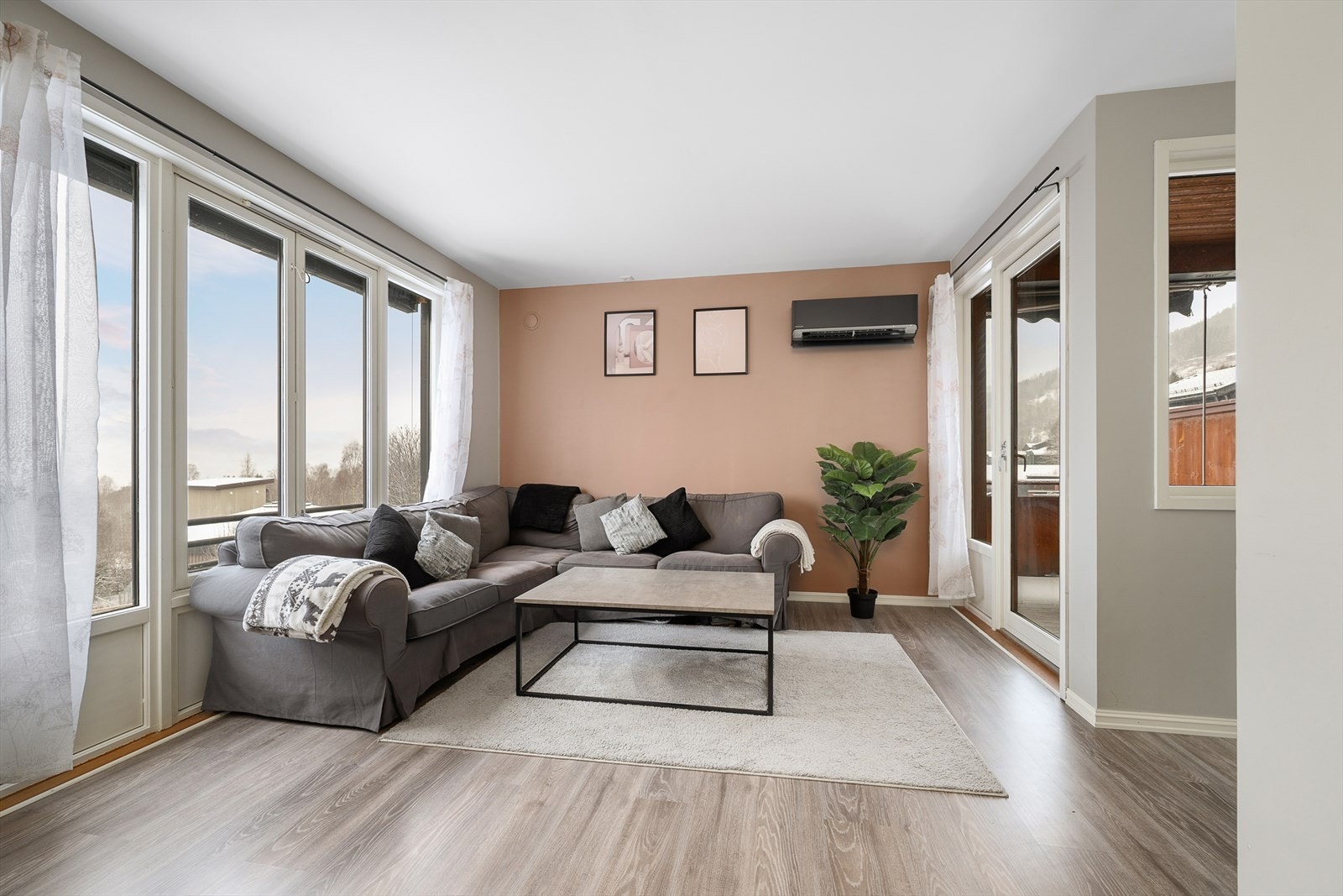 Stuen i 2. etasje er lys og romslig, med direkte utgang til balkongen. Galleribilde