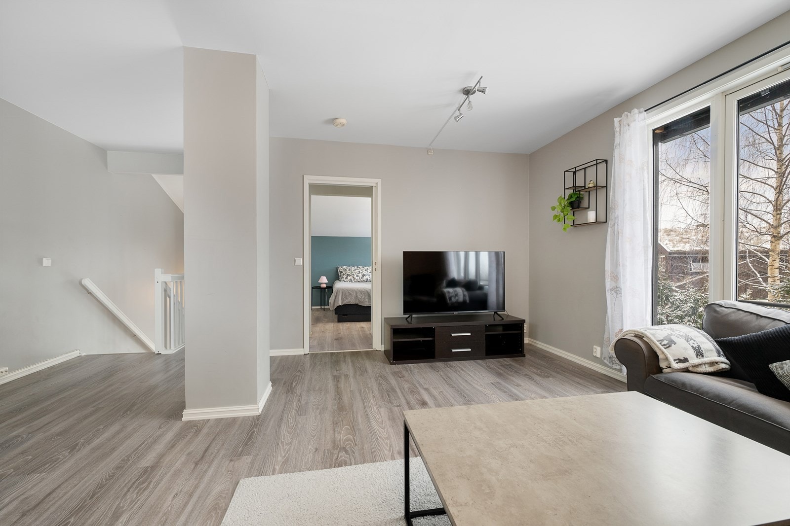 Stuen fungerer som et sosialt samlingspunkt med tilknytning til et av soverommene. Galleribilde