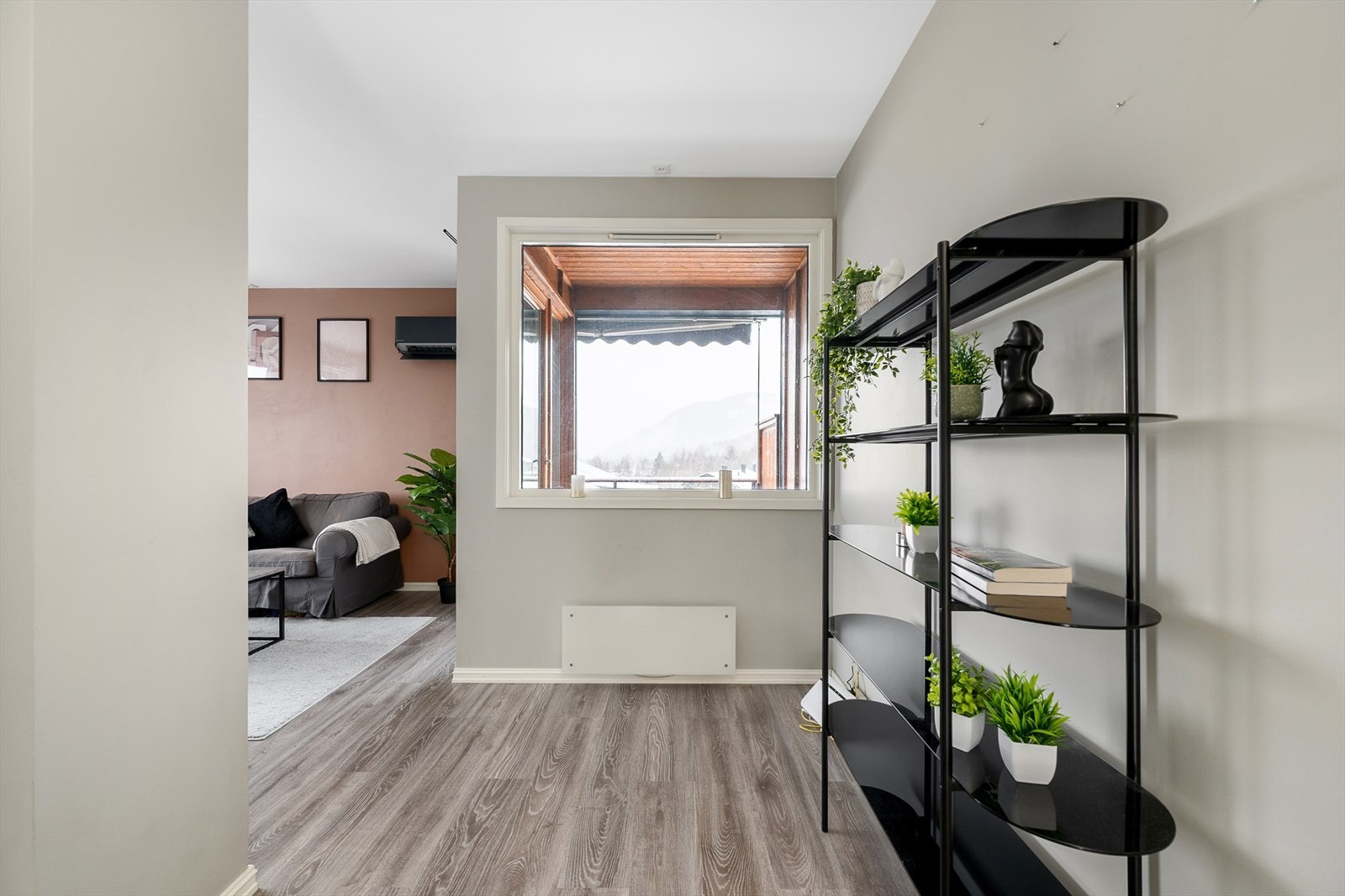 Gjennomgående og enhetlig gulv skaper en fin helhet i boligen. Galleribilde