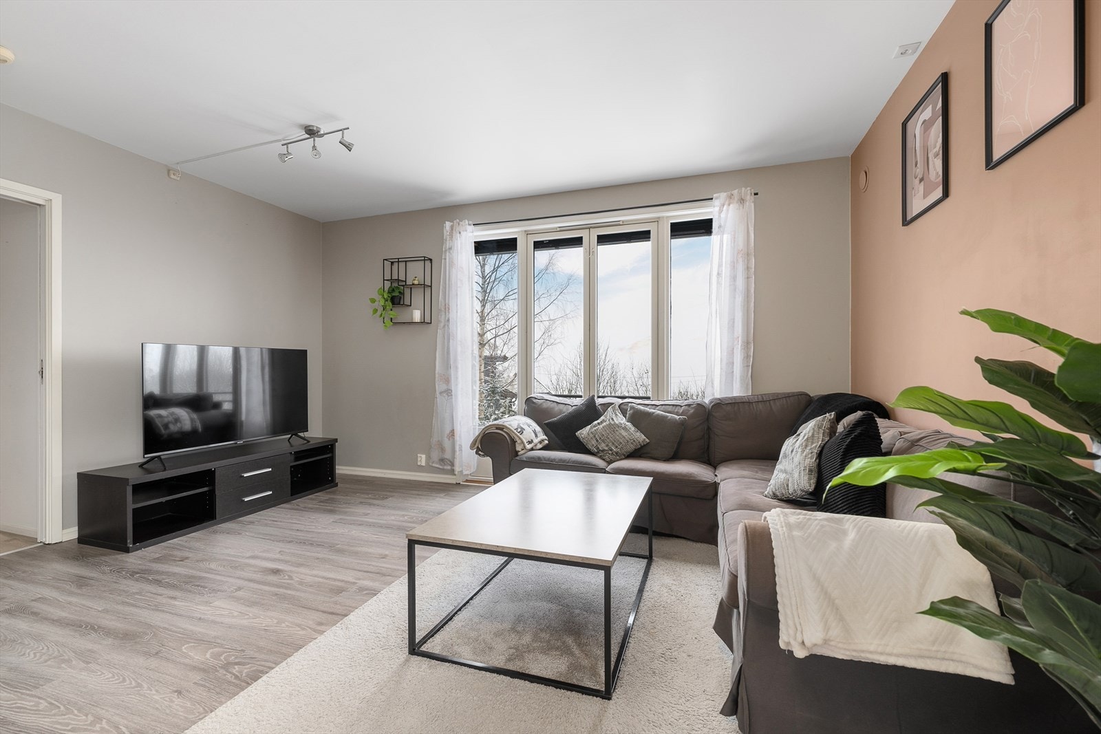 Store vinduer mot vest gir gode lysforhold og en åpen atmosfære. Galleribilde