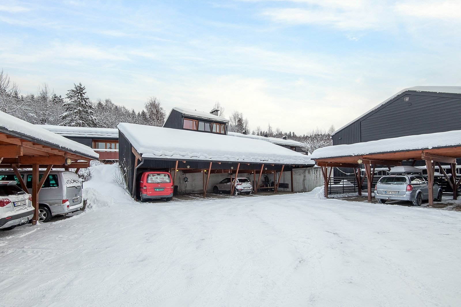 Egen biloppstillingsplass i felles carportanlegg. Det er tilrettelegt for å montere sin egen el-billader. Galleribilde