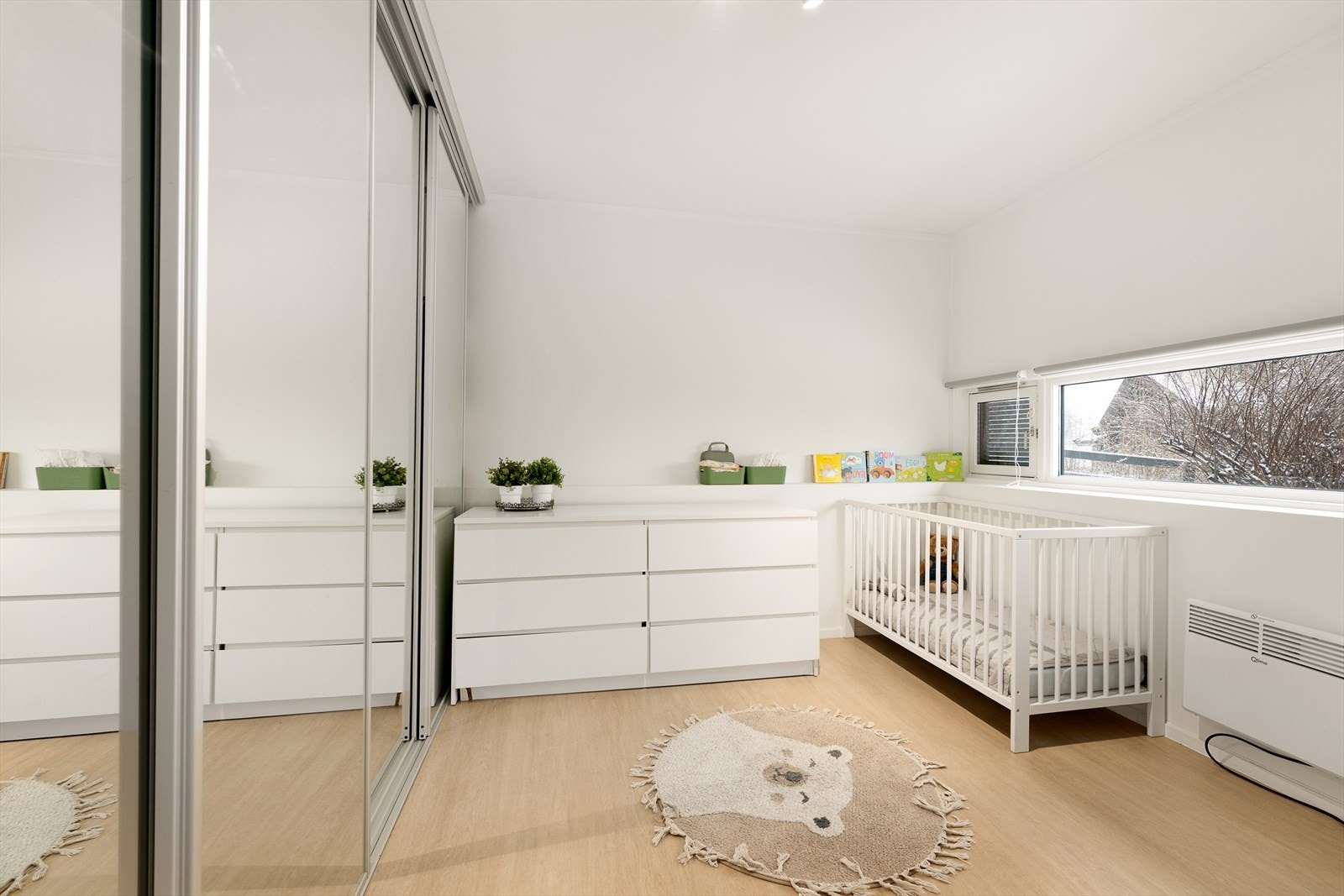 Det andre soverommet har god plass og en stor skyvedørsgarderobe med speilfronter. Galleribilde