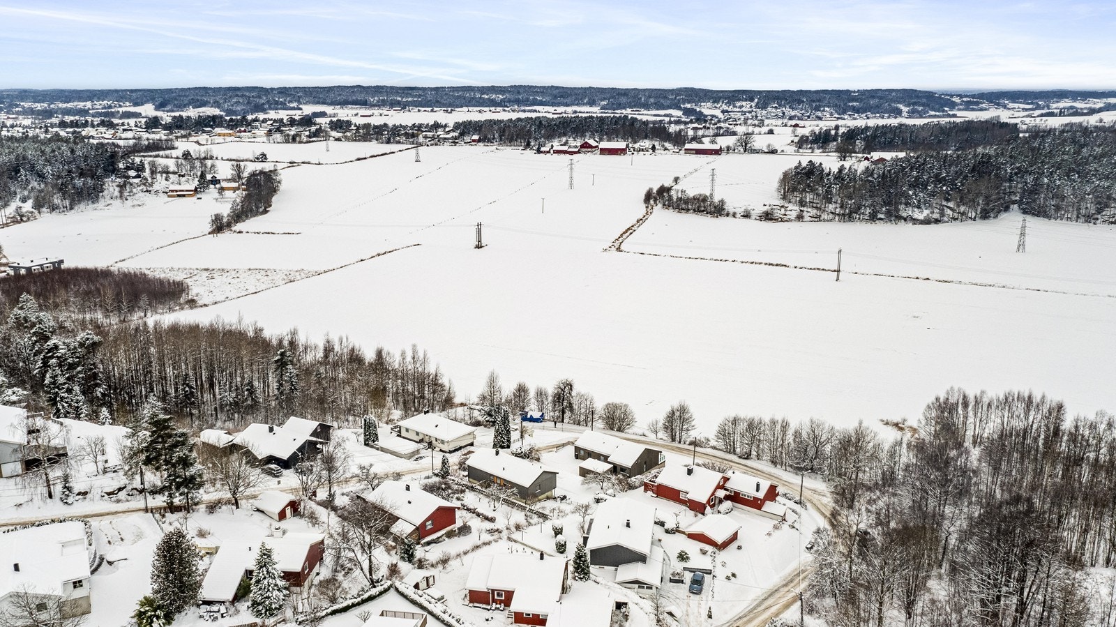 Området har umiddelbar nærhet til skog og mark med fine turmuligheter. Galleribilde