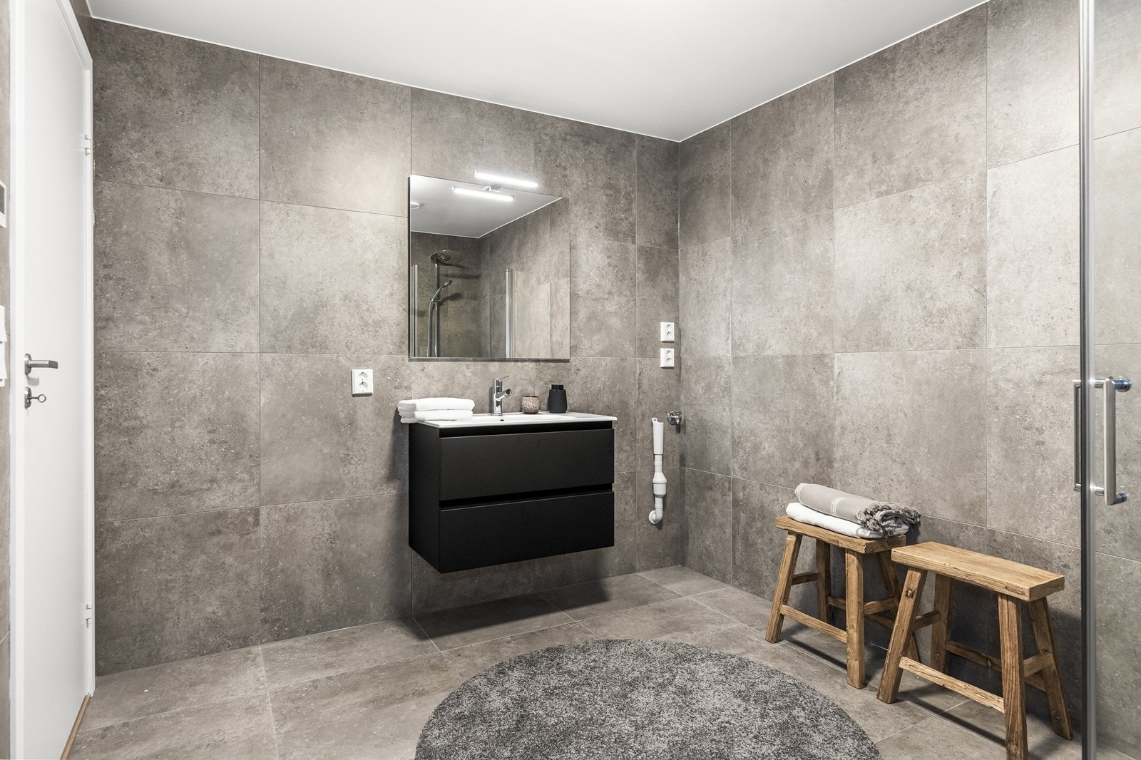 Meget delikat og innbydende bad i underetasjen, med fliser på gulv og vegger. Galleribilde