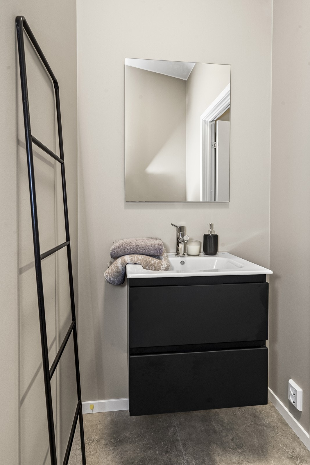 Rommet er innredet med en vegghengt servantinnredning med skuffer for oppbevaring. Galleribilde