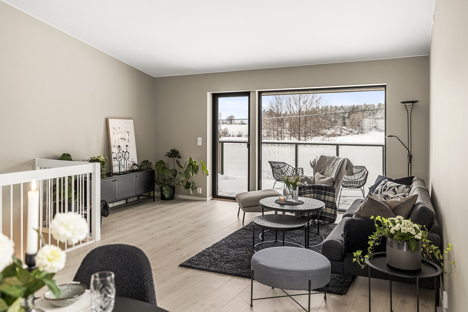 Fra stuen er det direkte utgang til verandaen. Galleribilde