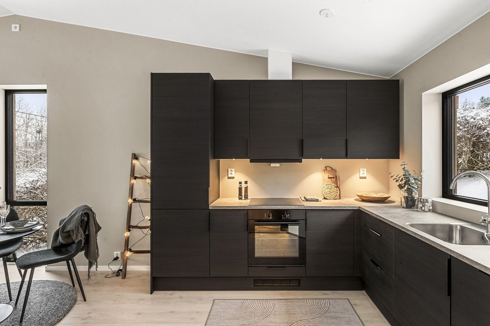 Fin innredning fra JKE som har har mørke, slette fronter og en slitesterk laminat benkeplate. Galleribilde