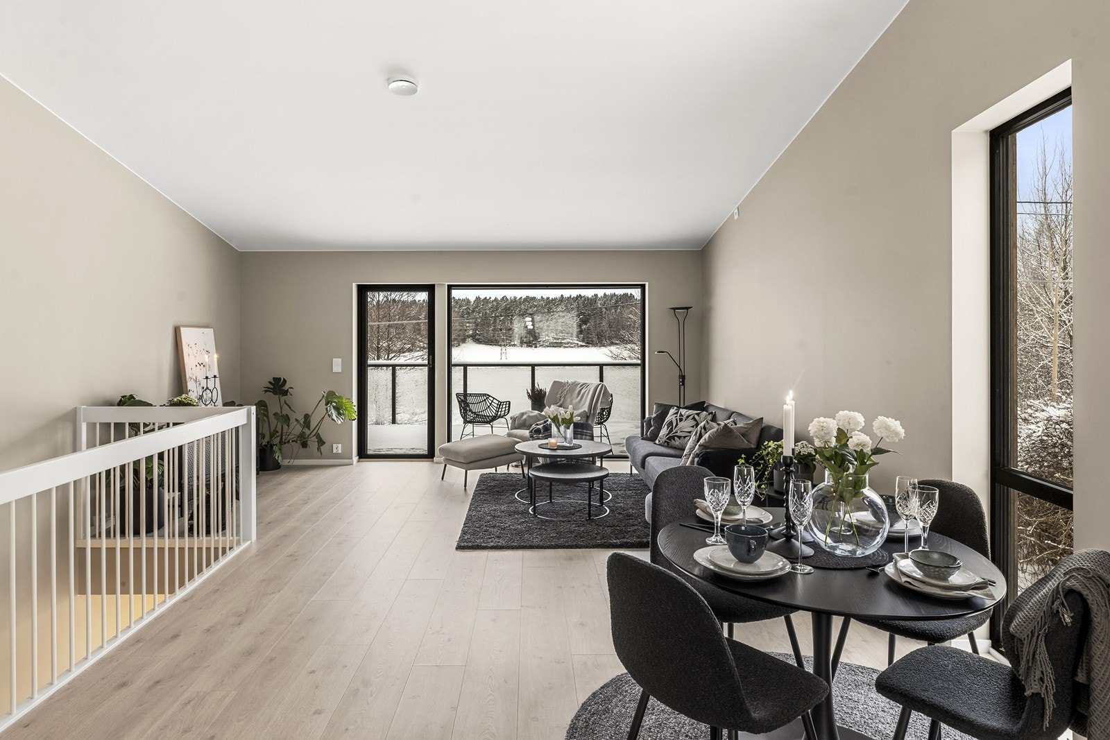 Utsikten mot kulturlandskapet kan nytes fra hele oppholdsrommet. Galleribilde