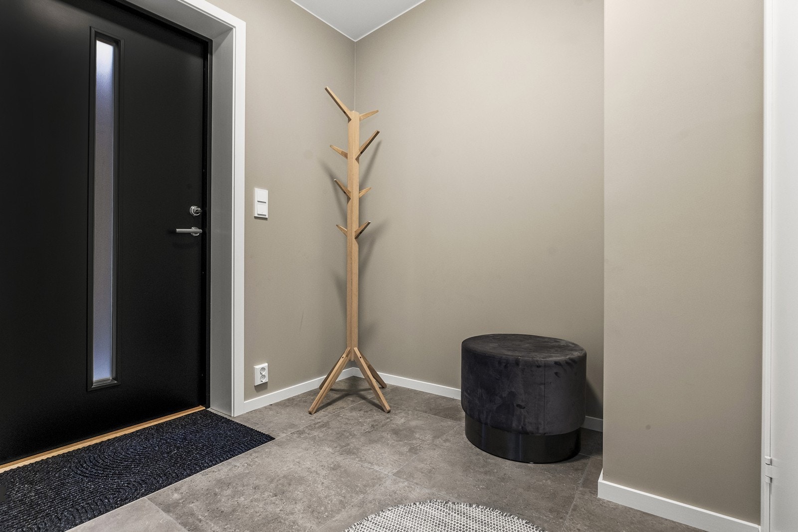 Velkommen inn i en lys og trivelig entré med flislagt gulv. Galleribilde