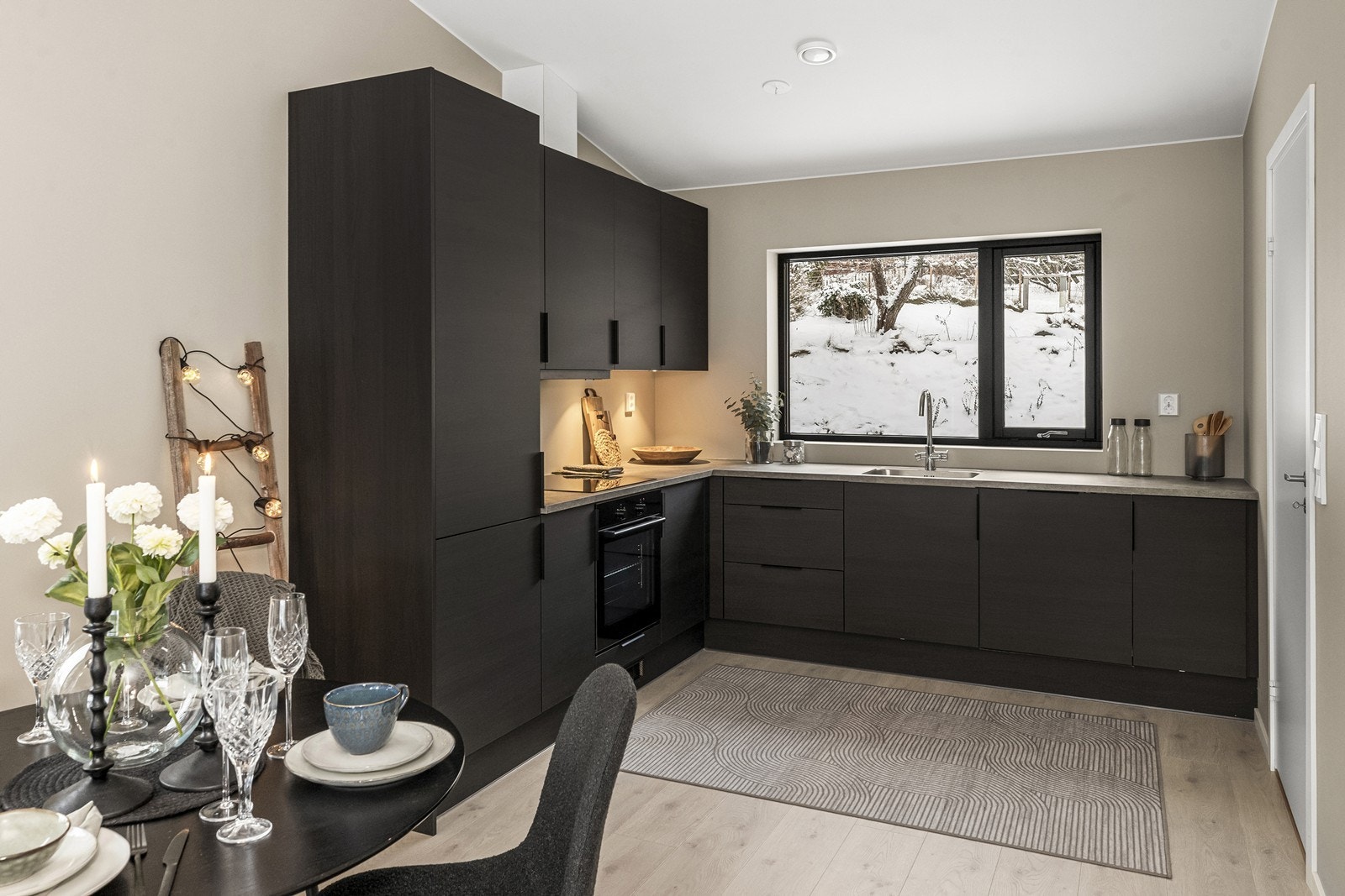 Innredningen gir godt med skap- og benkeplass. Galleribilde