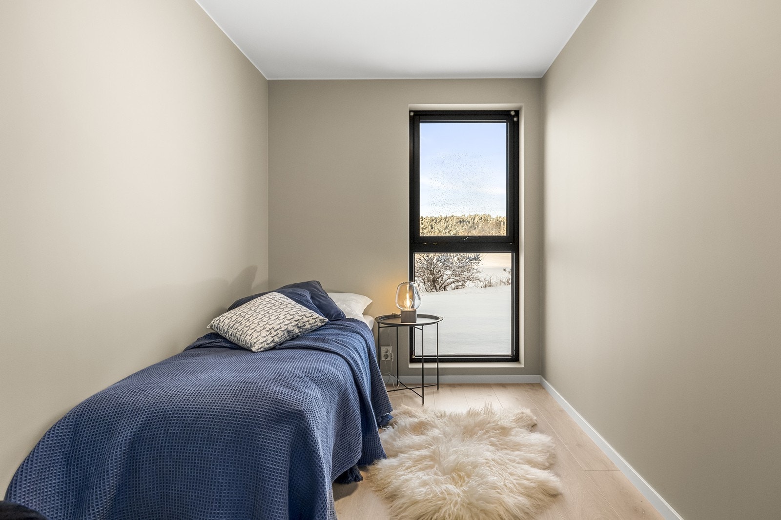 Boligens andre soverom passer godt som barnerom, gjesterom eller kontor. Galleribilde