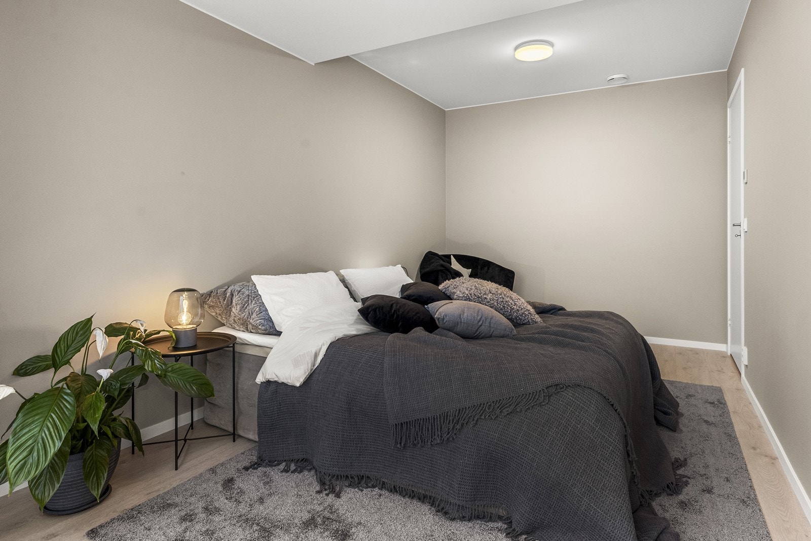 Rommet har god plass til dobbeltseng og garderobeløsning. Galleribilde