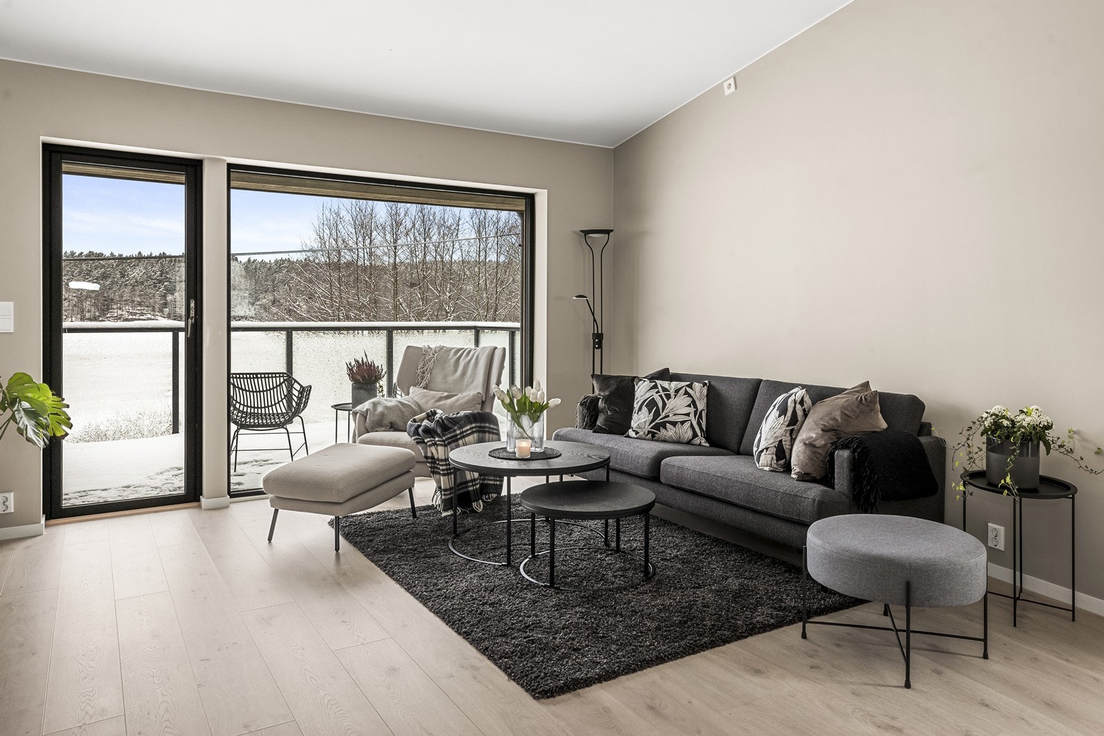 Stuen er romslig og har plass til en sofagruppe med tilhørende møblement. Galleribilde