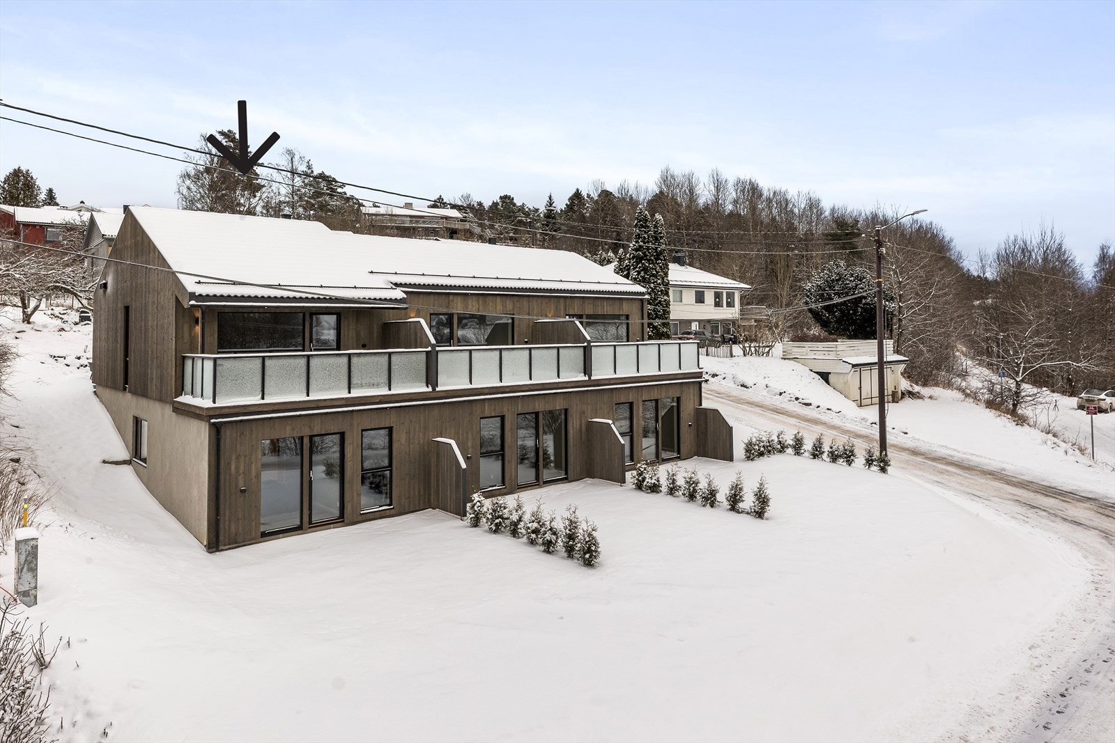 Et nytt og moderne rekkehus fra 2025, beliggende i et rolig og etablert boligområde. Galleribilde