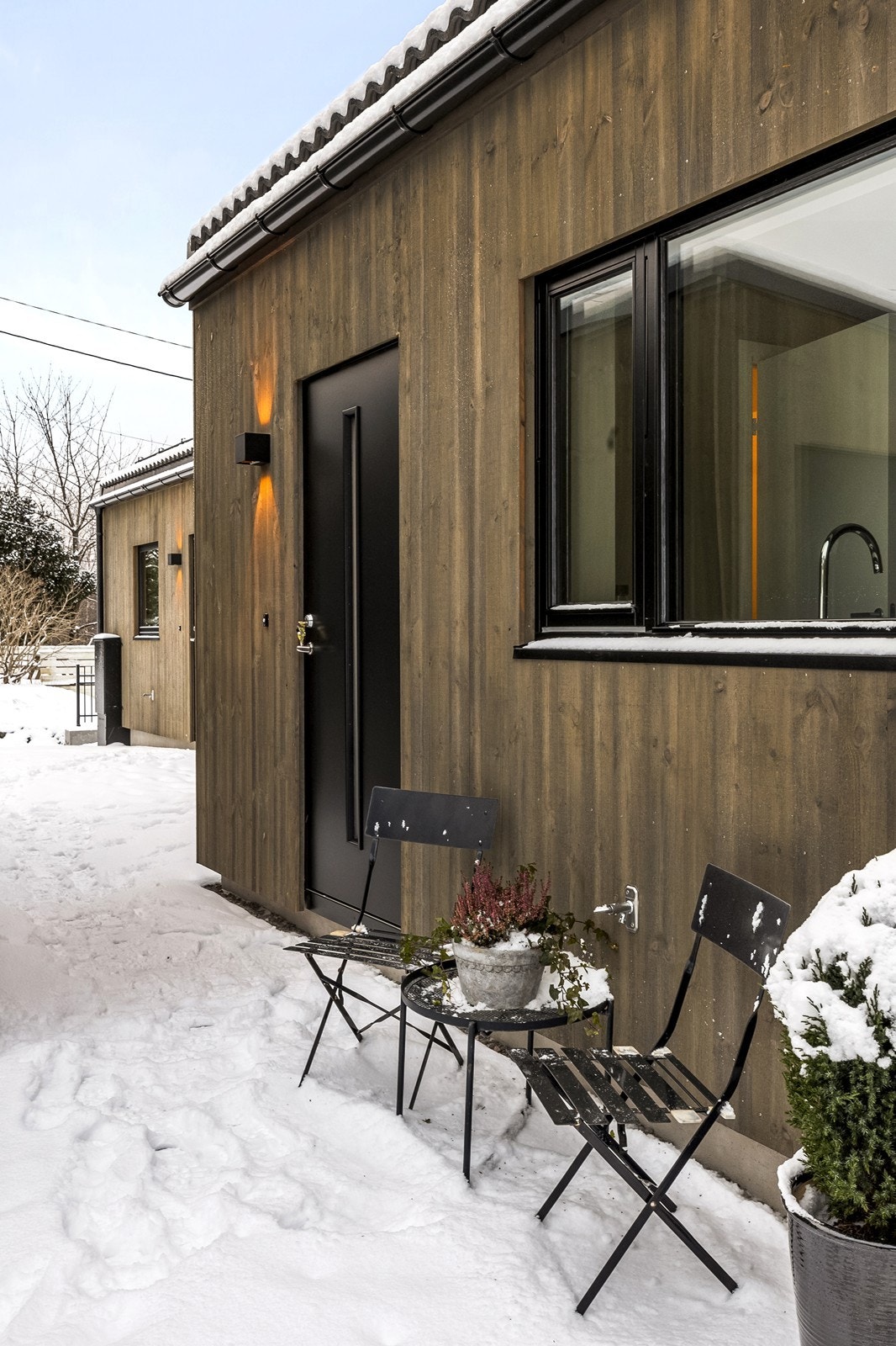 Privat inngangsparti hvor det er plass til å sette ute enkle utemøbler. Galleribilde