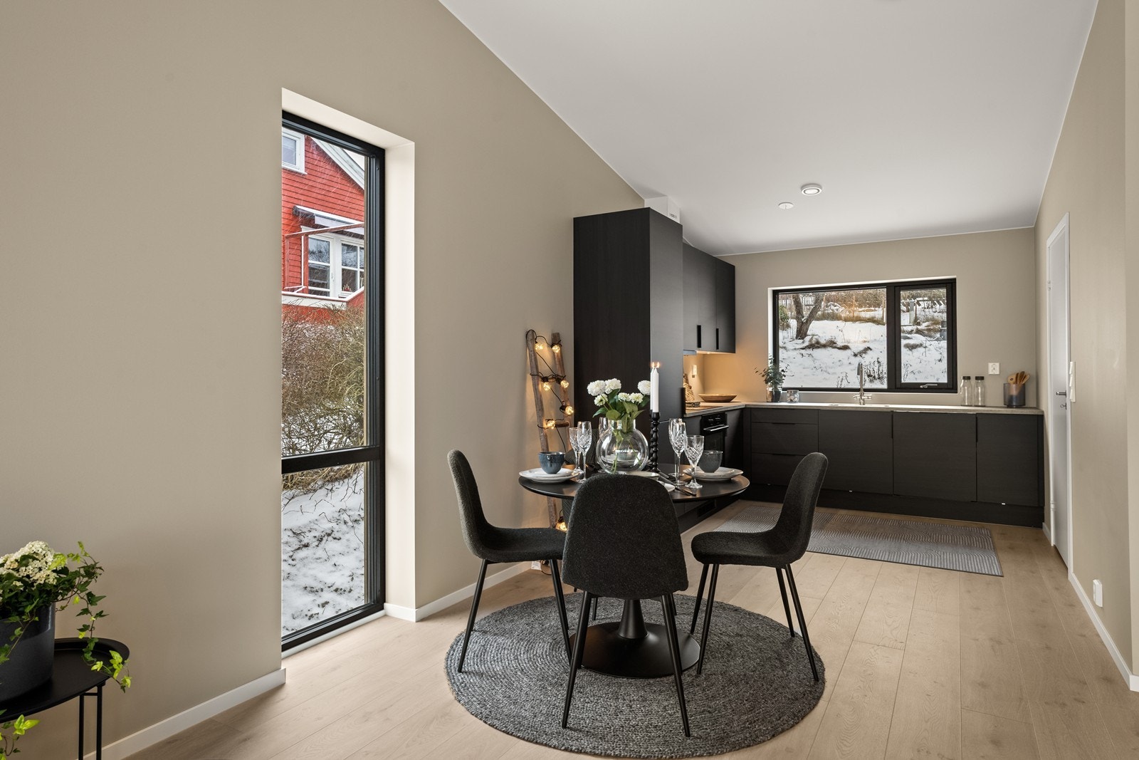 Spiseplassen er naturlig plassert mellom kjøkkenet og stuen. Galleribilde