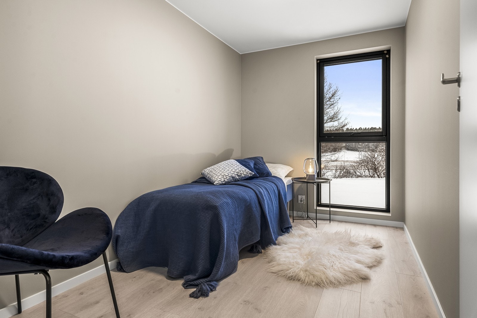 Soverommene har stilig laminatgulv. Galleribilde