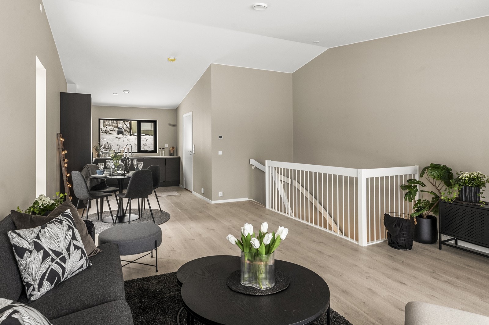 På gulvet er det lagt stilig laminat, som står godt i stil med boligens fargevalg. Galleribilde