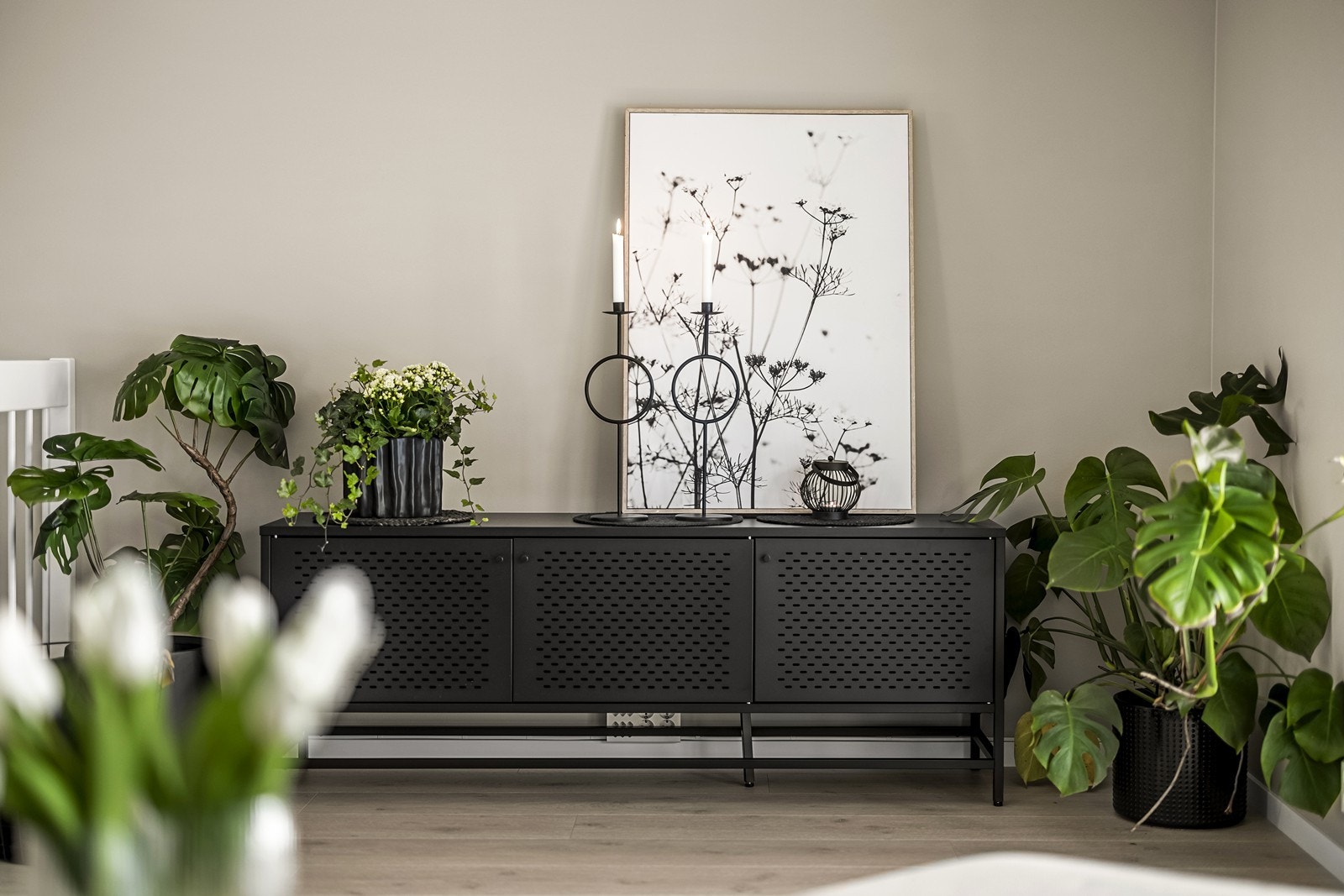 Veggflatene er malt i en nøytral farge, som gir et godt utgangspunkt for personlig stil. Galleribilde