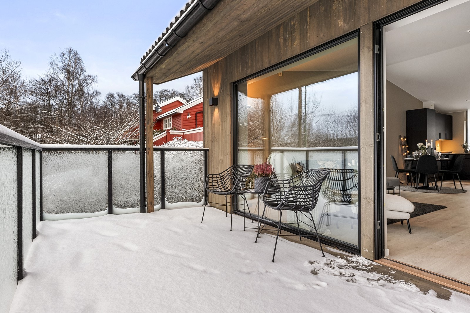 Verandaen på 13 m² utvider den sosiale sonen på varme dager. Galleribilde