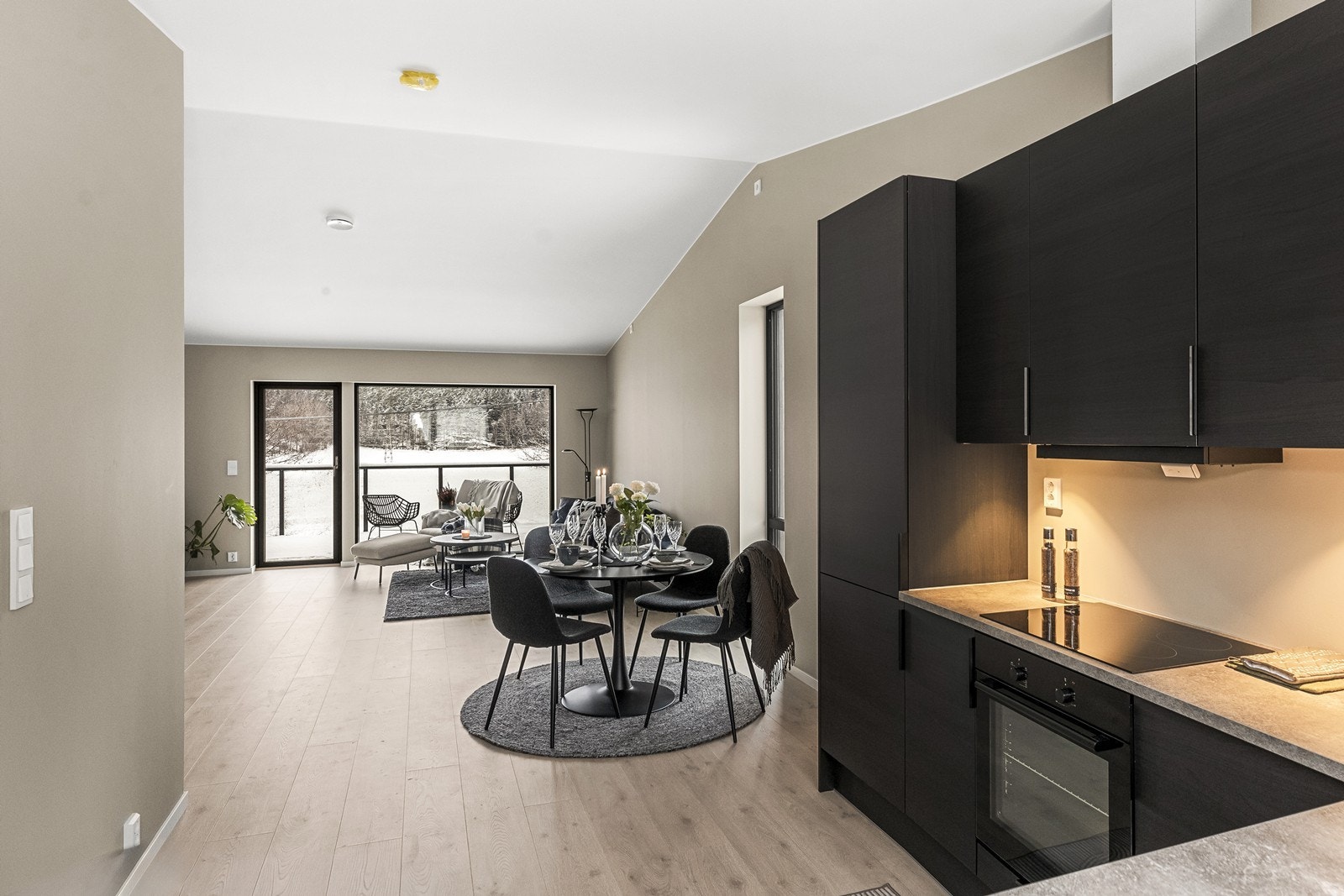 Kjøkkenet er i åpen løsning med stuen, med plass til spisebord. Galleribilde