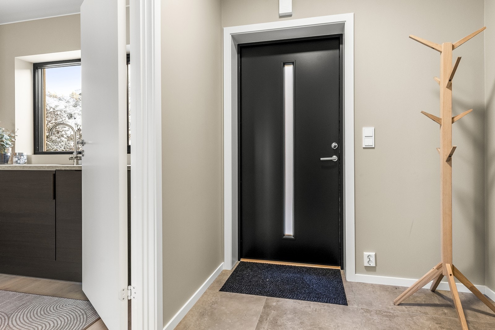 Fra entréen er det direkte tilgang til boligens sosiale sone. Galleribilde