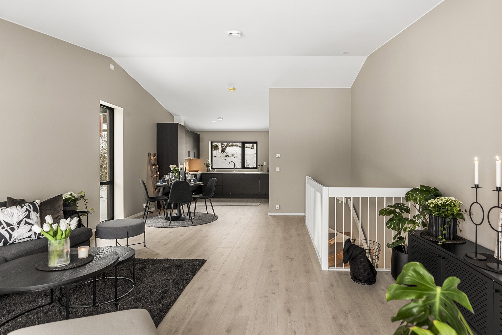 Hovedetasjen har en åpen løsning mellom stue og kjøkken, som skaper en gjennomgående og sosial atmosfære. Galleribilde