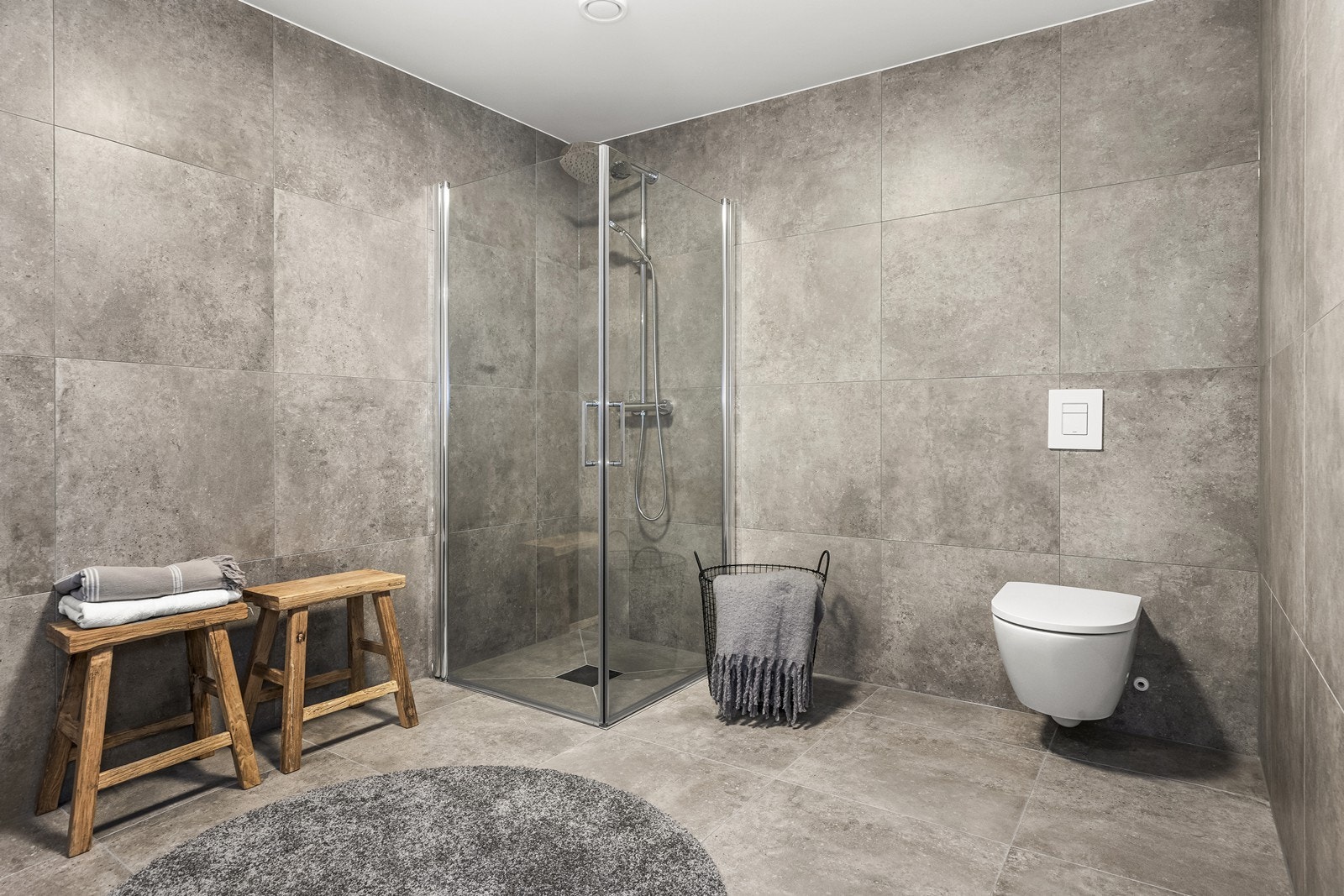 Rommet er utstyrt med vegghengt toalett og et dusjhjørne med innfellbare glassdører. Galleribilde