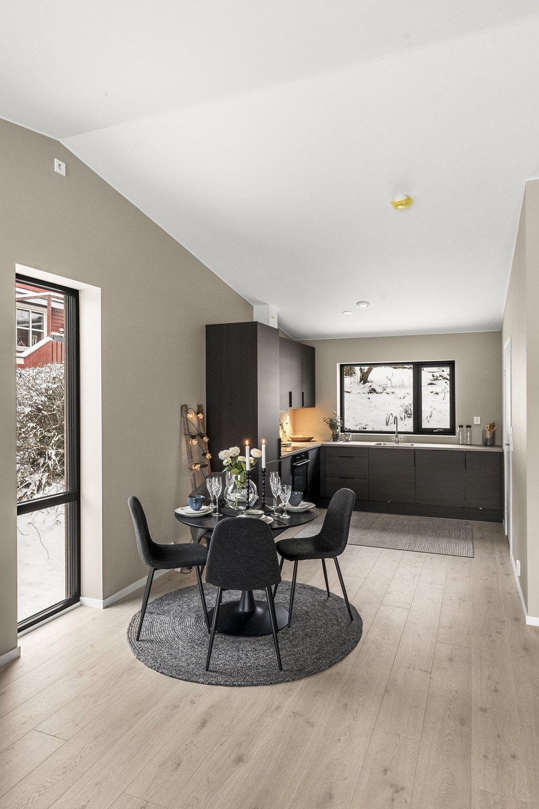 Den åpne løsningen gjør det enkelt å kombinere matlaging og sosialt samvær. Galleribilde