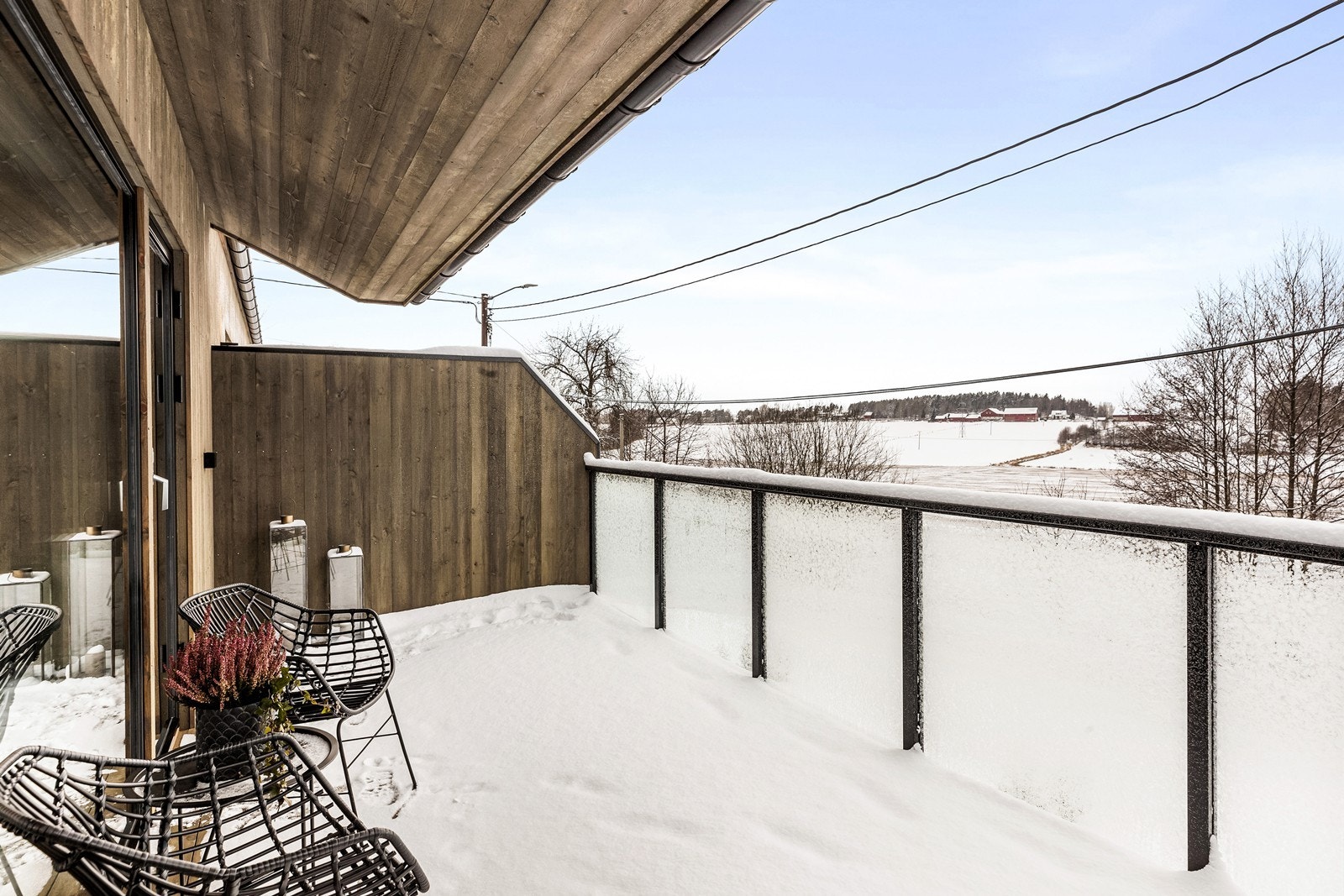 Verandaen har utsikt over det åpne kulturlandskapet. Galleribilde