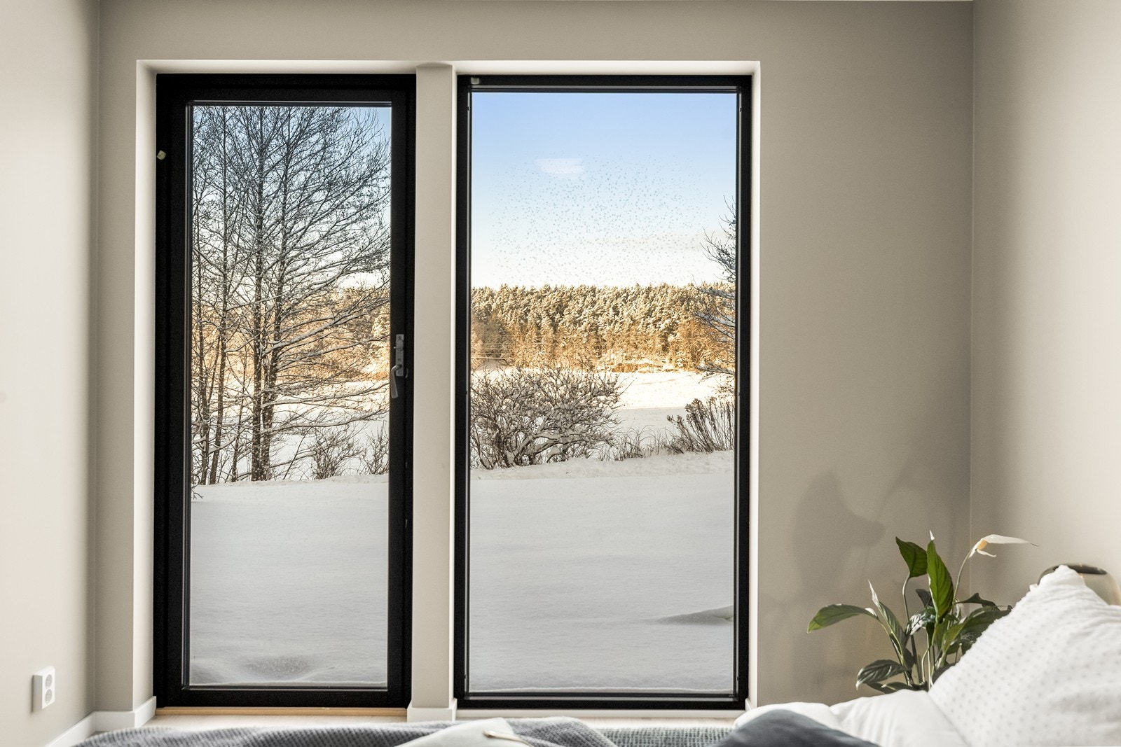 Fra hovedsoverommet er det direkte utgang til uteplass. Galleribilde