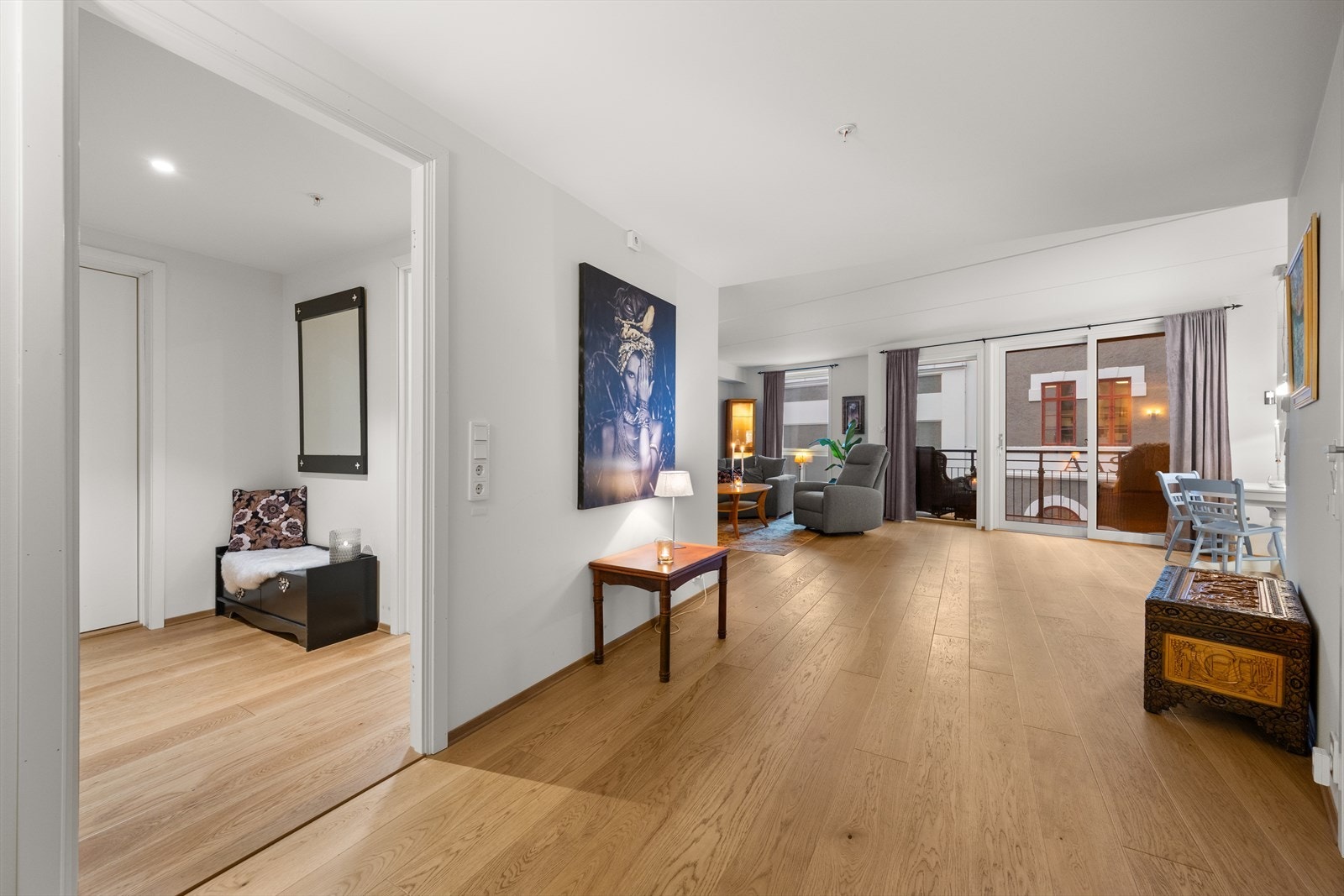 Romslig gang med direkte tilknytning til bod Galleribilde