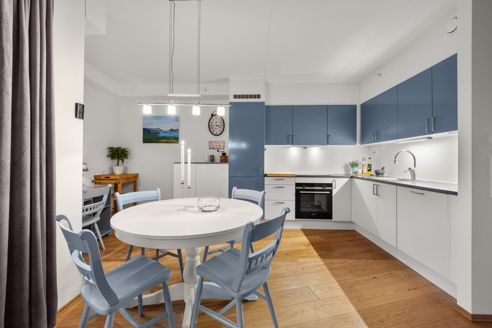 Pent og moderne kjøkken med glatte fronter og benkeplate i laminat Galleribilde