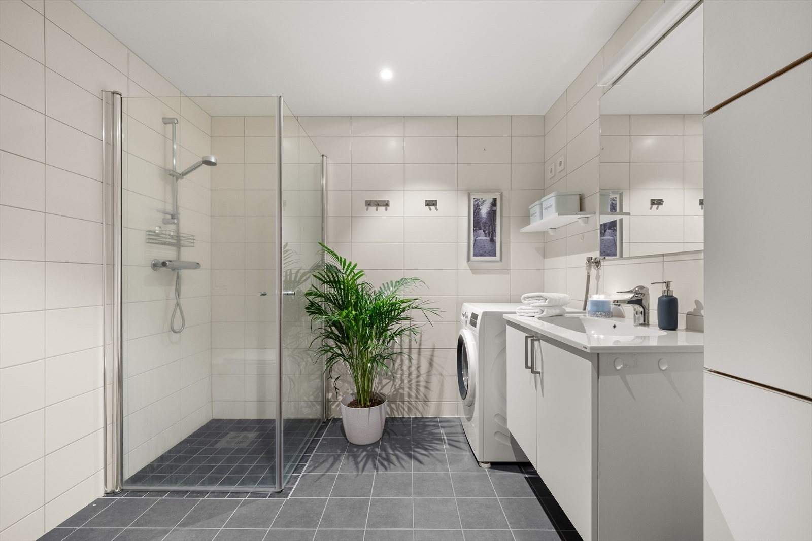 Pent flislagt bad med varmekabler i gulv Galleribilde