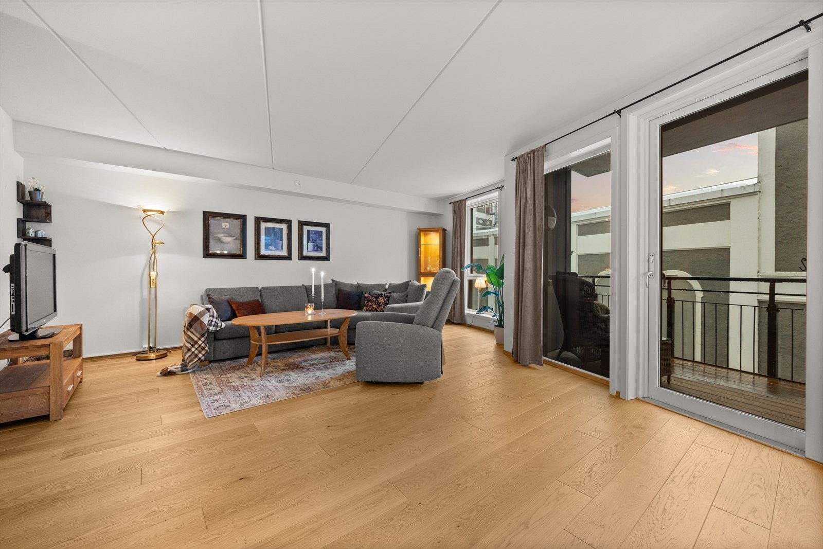 Leiligheten har en stor og fin stue med gode møbleringsmuligheter Galleribilde