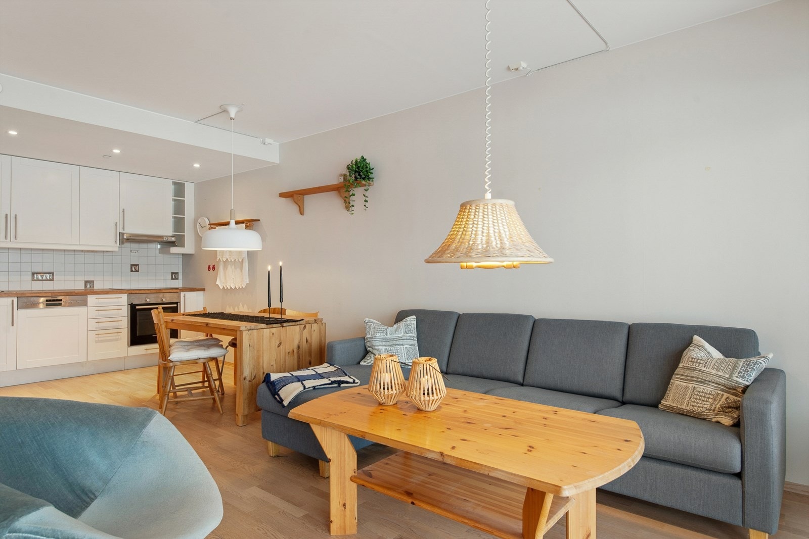 Leiligheten varmes opp elektrisk og med vannbåren varme i flere rom. Galleribilde