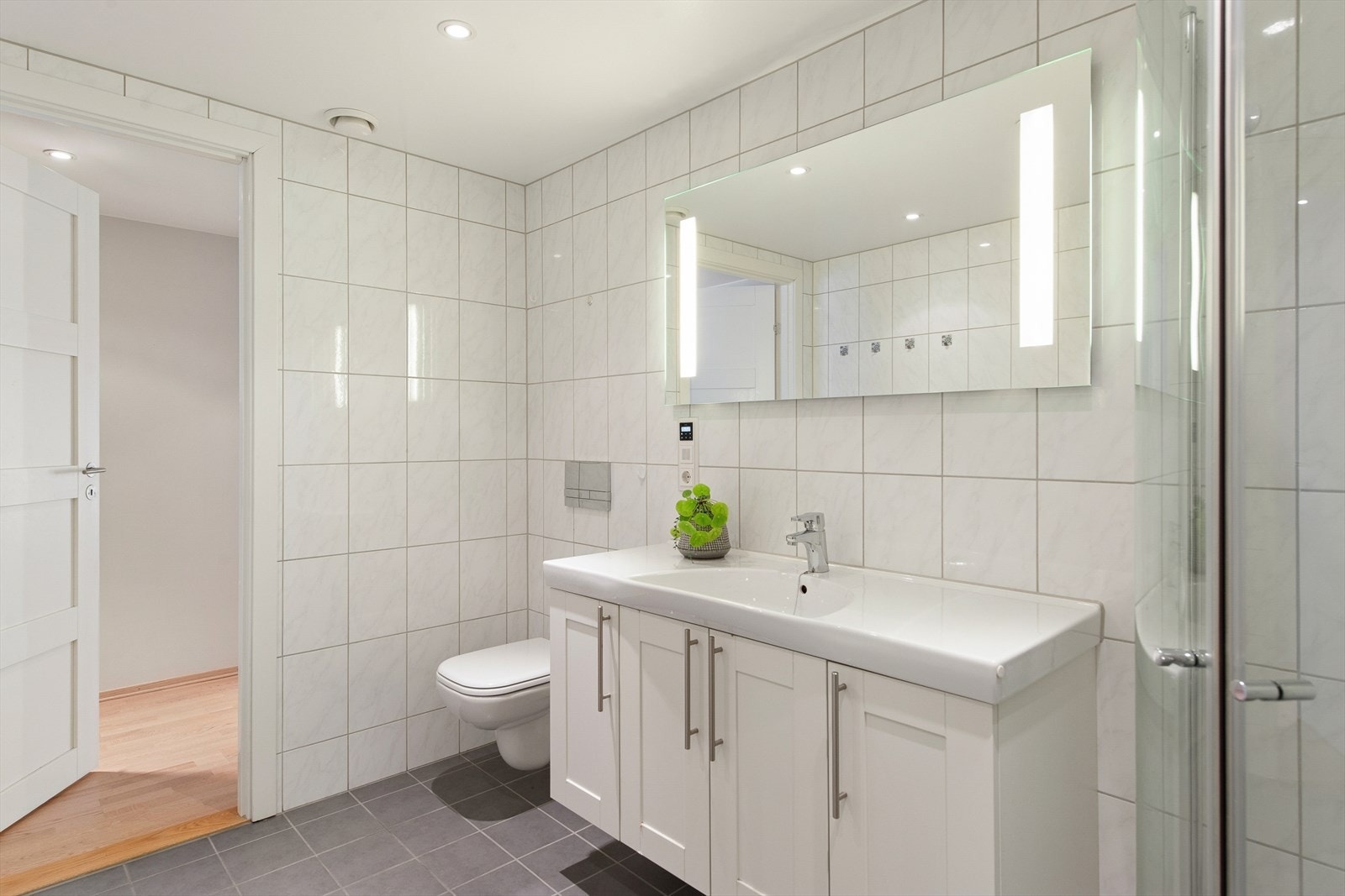 Flislagt bad fra byggeåret med varmekabler i gulv. Galleribilde