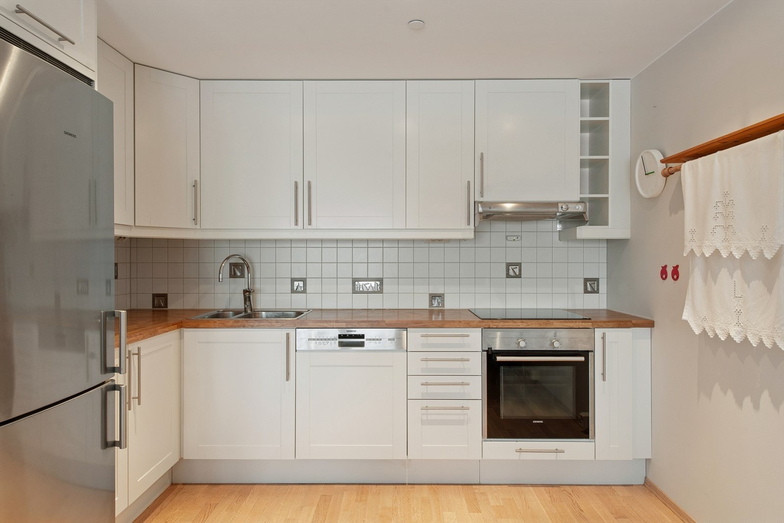 Kjøkkenet er fra ca. 2012 og har en Norema-innredning med fyllingsfronter og laminerte benkeplater. Galleribilde