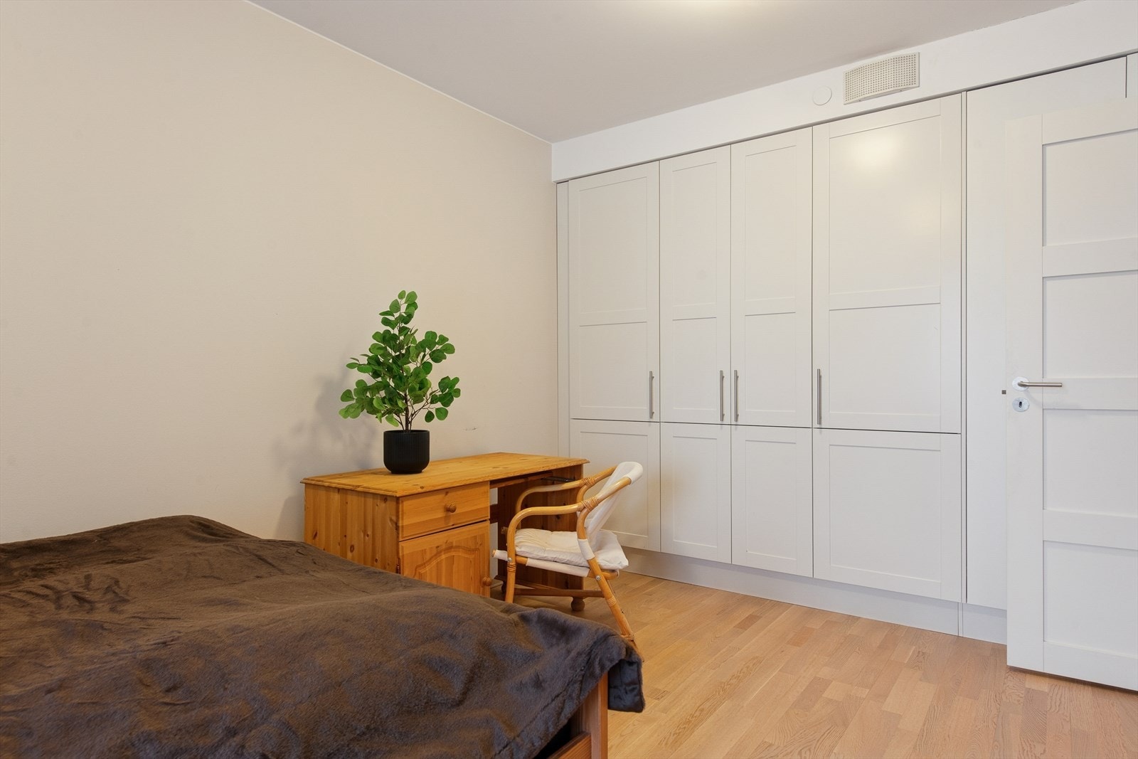 Soverommet oppleves som romslig og det det gode oppbevaringsmuligheter i plassbygde garderobeskap. Galleribilde