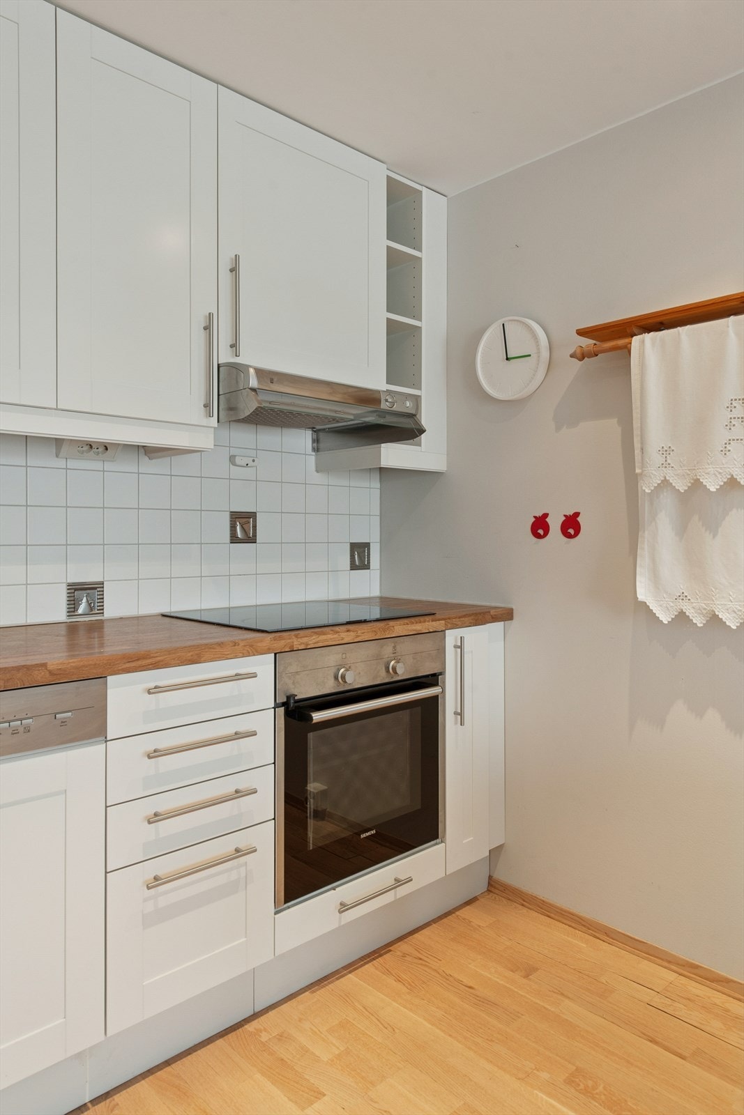 Kjøkkenet er utstyrt med dobbel oppvaskkum med ettgreps blandebatteri, samt integrert komfyr, platetopp og oppvaskmaskin. Galleribilde