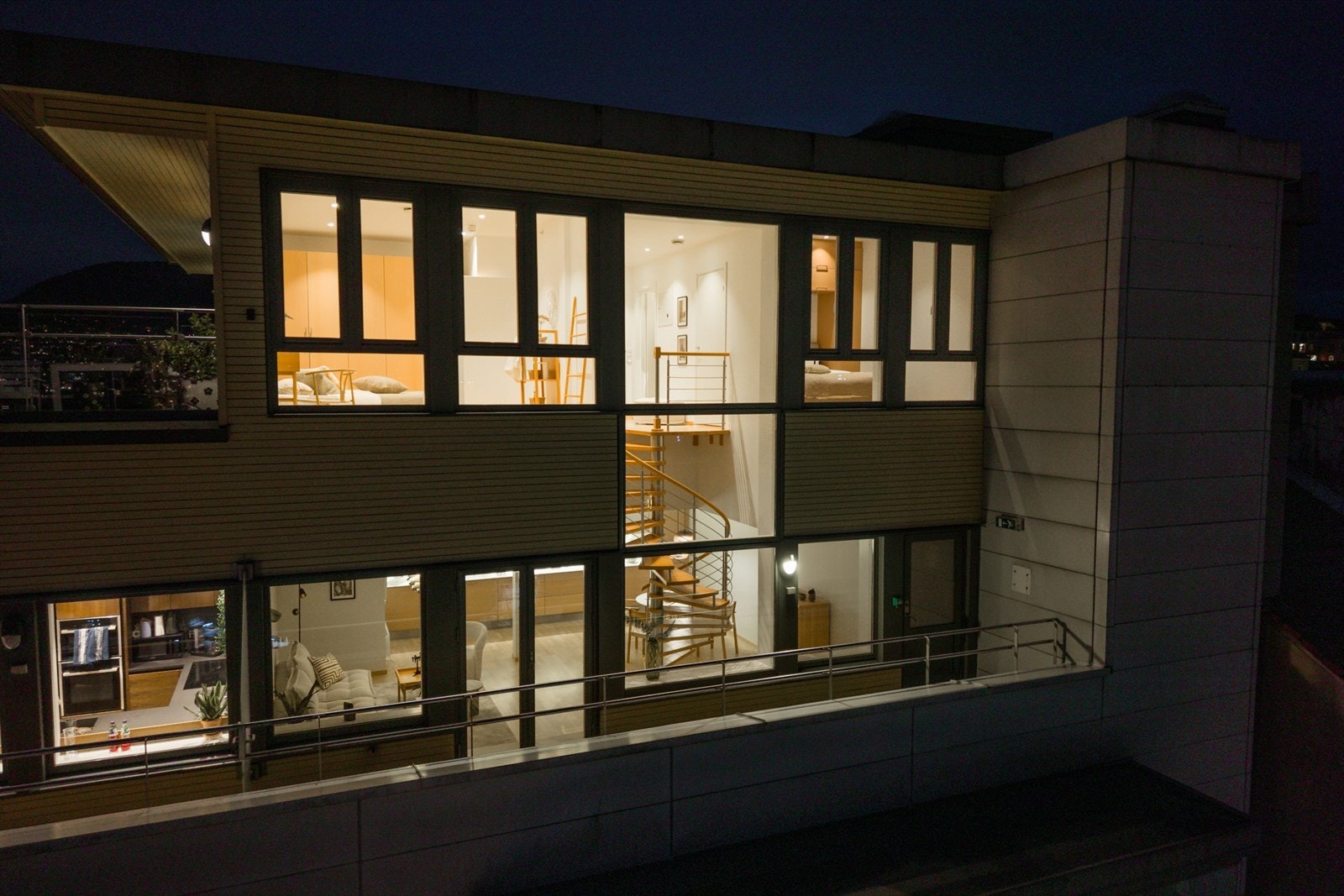 Leiligheten ligger i byggets to øverste etasjer Galleribilde