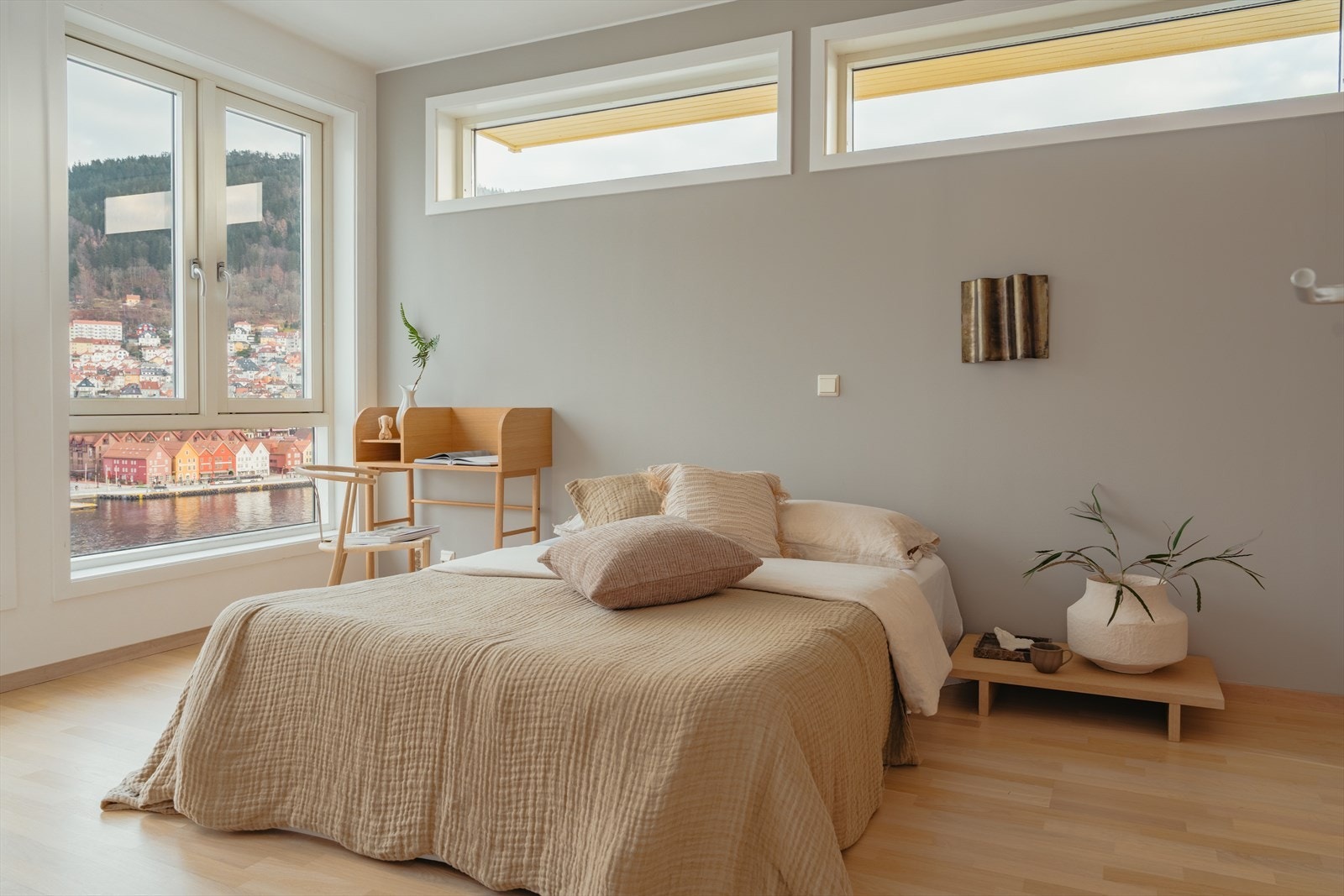 Leiligheten har to soverom, begge i øverste etasje, med god plass til dobbeltseng og tilhørende møblement som nattbord og kommode Galleribilde