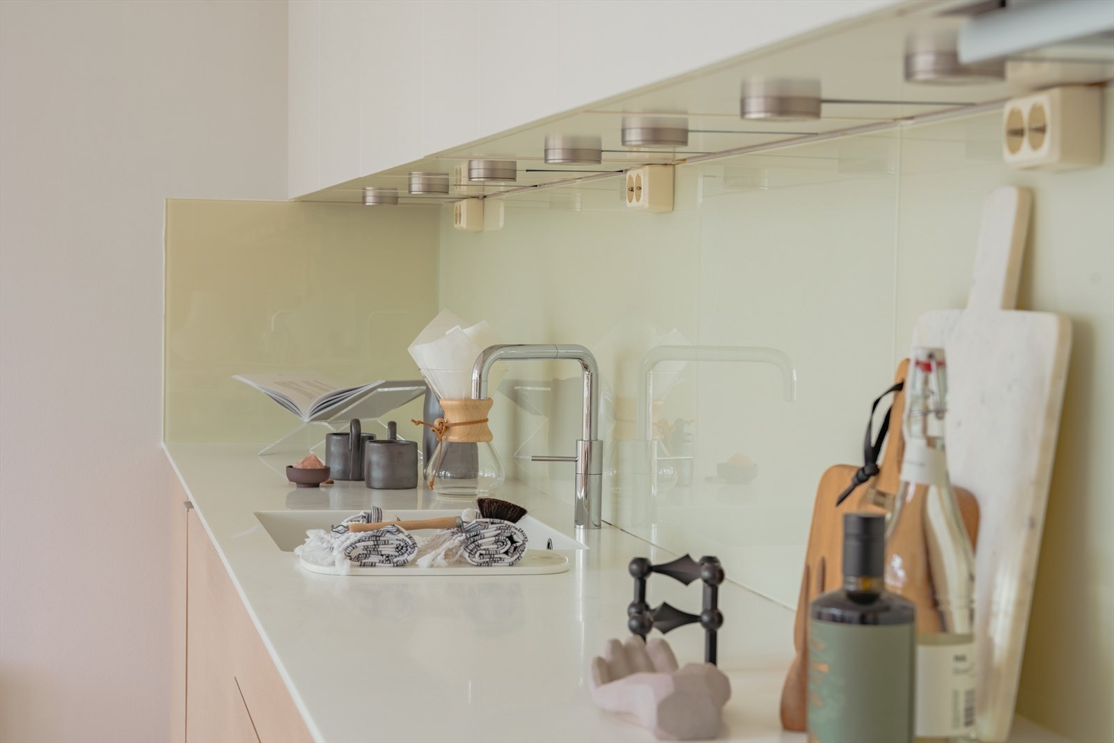 Av integrerte hvitevarer finner man kjøl/fryseskap, oppvaskmaskin, platetopp og stekeovn Galleribilde