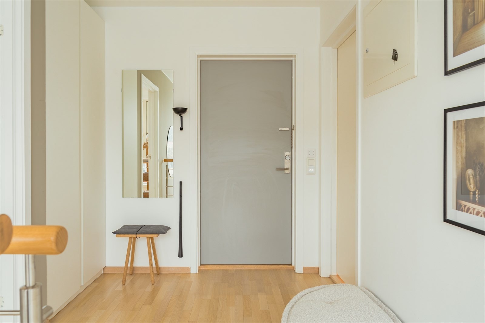 I gangen er det god plass til å henge av yttertøy, og integrert garderobeskap gir ekstra oppbevaringsplass. For ytterligere lagring disponerer leiligheten en ekstern bod i byggets underetasje. Galleribilde